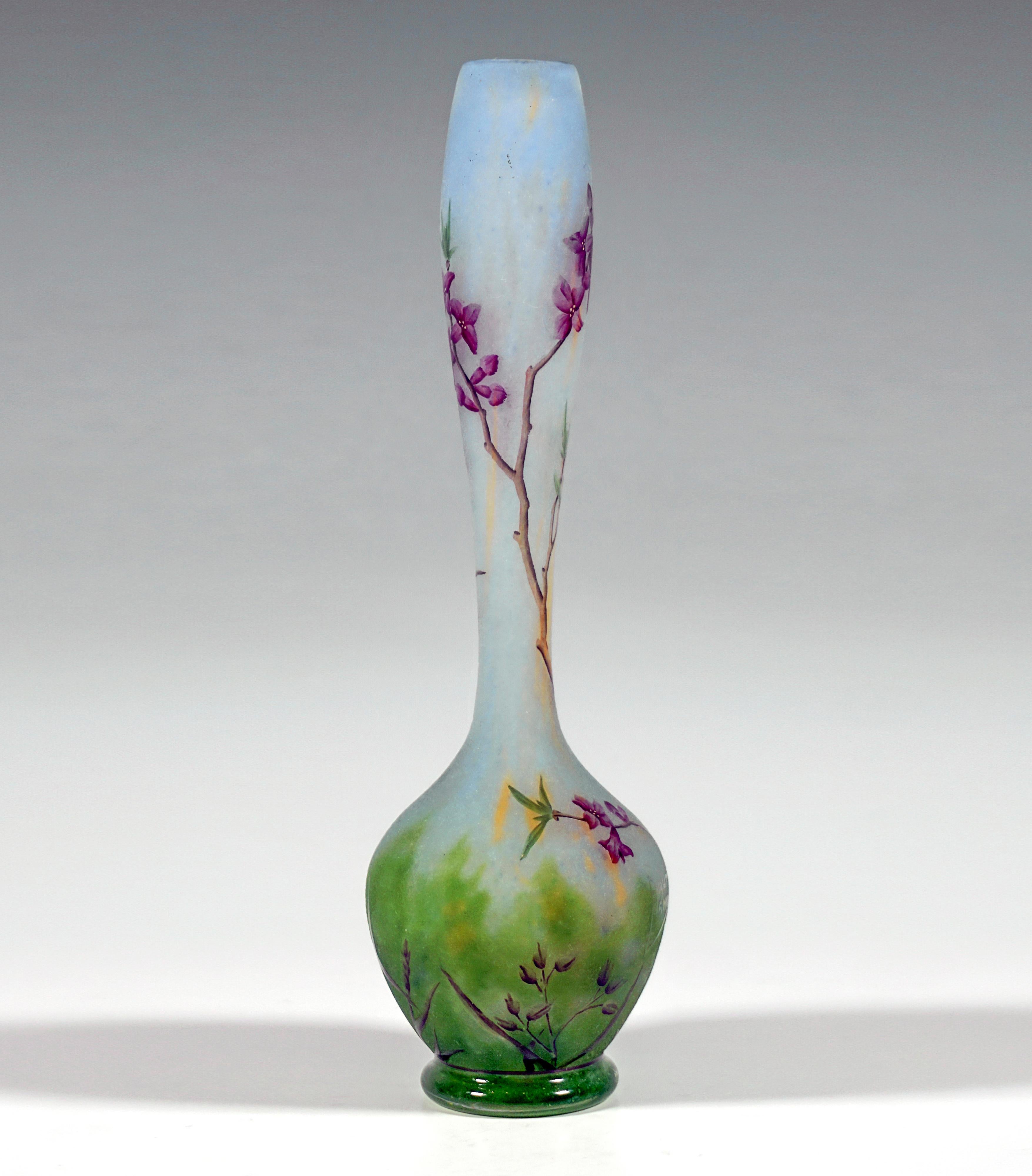 Delicado jarrón camafeo Art Nouveau de principios del siglo XX:
Jarrón de tallo en forma de balaustre con base bulbosa sobre aro de pie con cuello largo, esbelto y curvado, vidrio incoloro con escamas de color amarillo blanco y azul claro, en la