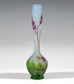 Jugendstil-Vase mit langem Halsausschnitt und Daphne-Dekor, Daum Nancy, Frankreich, 1910/15