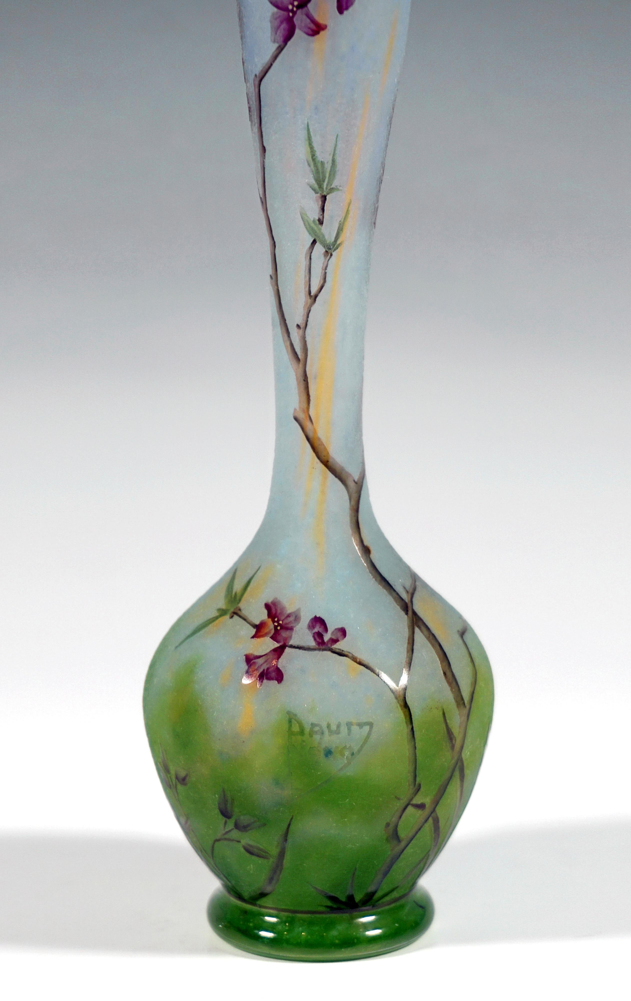 Jarrón camafeo de cuello largo Art Nouveau con decoración de Dafne, Daum Nancy, Francia, 1910/15 Grabado en venta