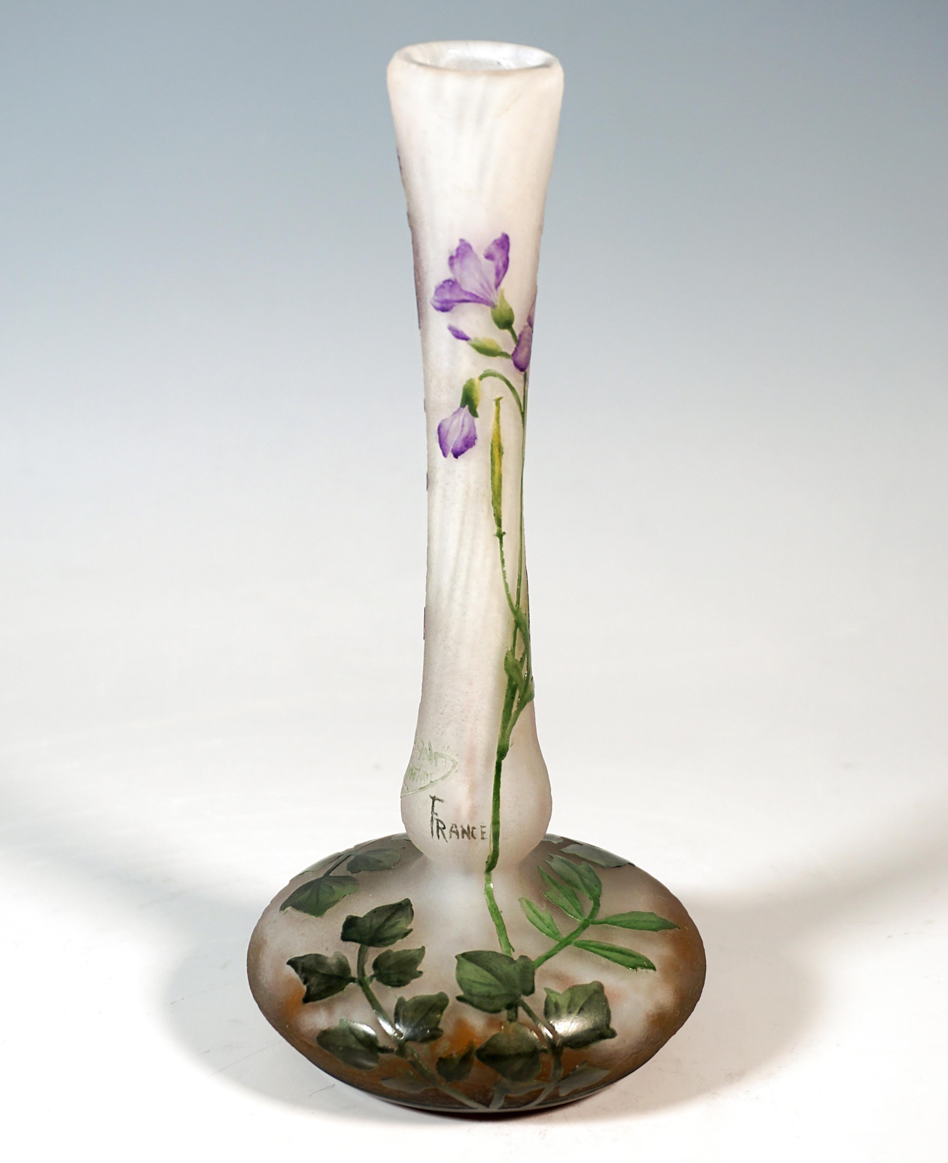 Français Art Nouveau Cameo Single Vase 'Julienne Des Dames', Daum Nancy, France, Ca. 1910 en vente