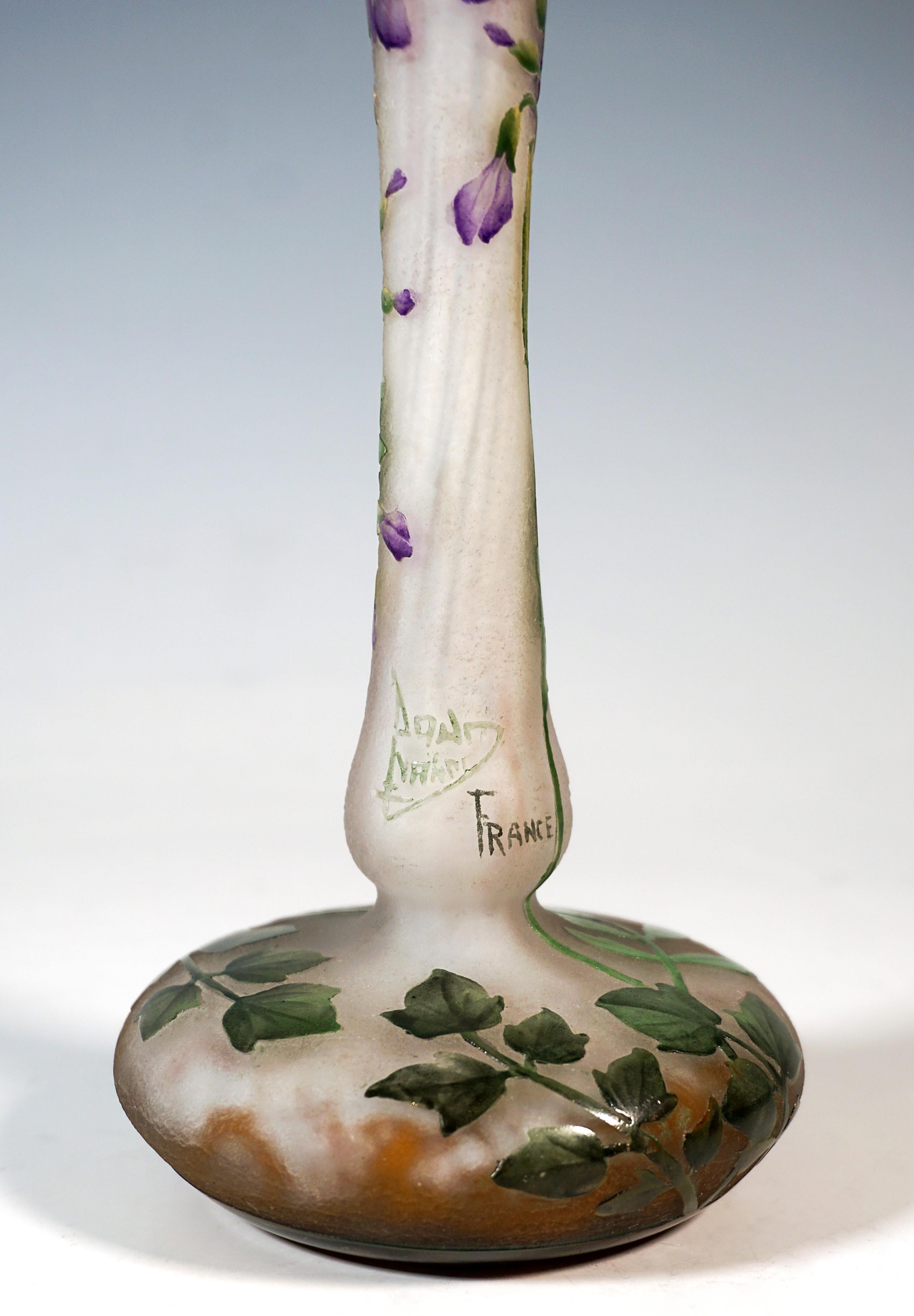 Buriné Art Nouveau Cameo Single Vase 'Julienne Des Dames', Daum Nancy, France, Ca. 1910 en vente