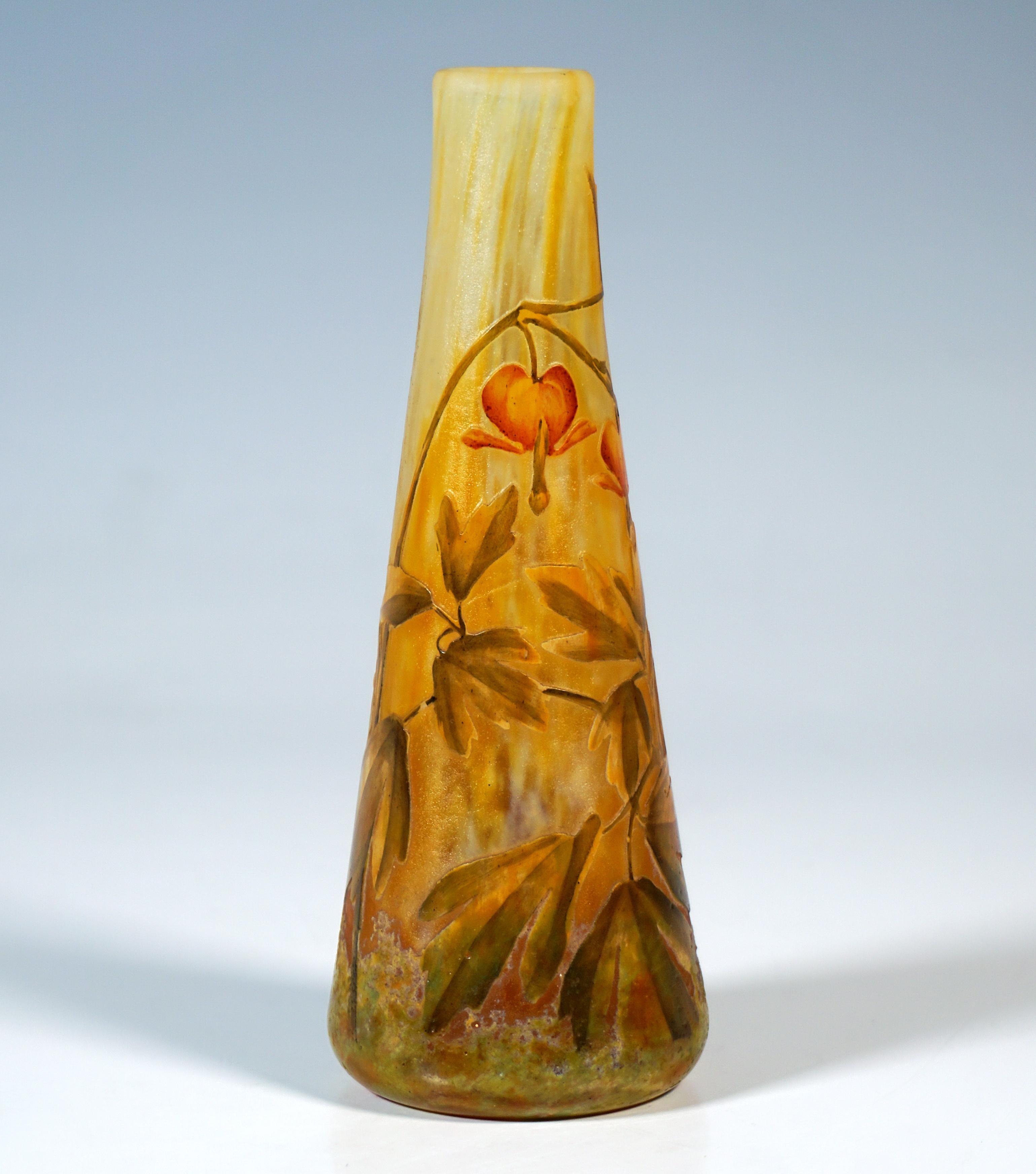 Konische Vase, farbloses Glas mit flockigen weißen, gelben, grünlichen und rötlichen Pulvereinschlüssen, weiße und grüne Emaileinschmelzungen, stark geätzt und außen zart mit farbigem Email bemalt, blutendes Herzdekor, eisglasartige Satinierung im