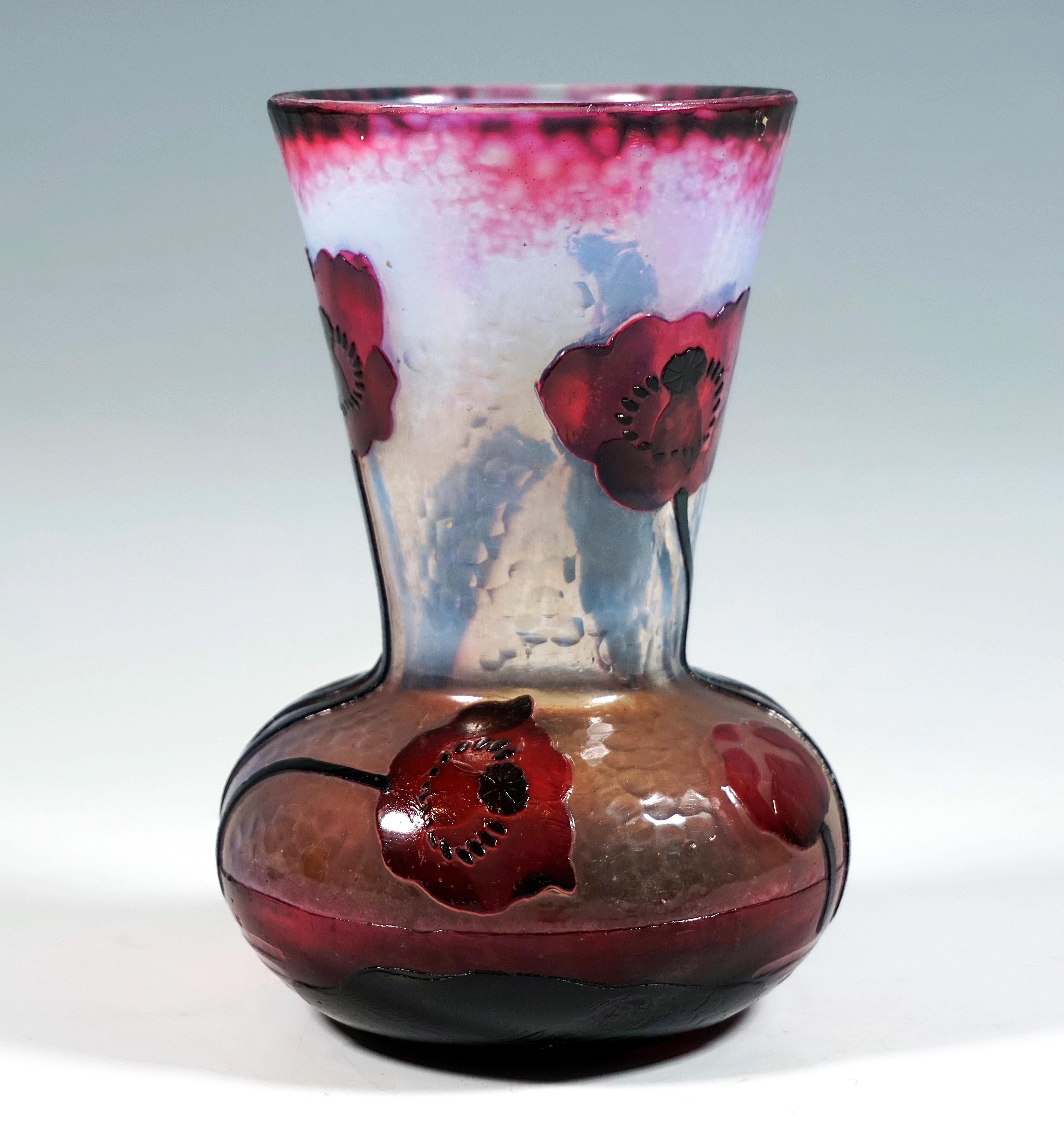 Vase de forme bulbeuse avec une base ronde décalée, un large col qui se rétrécit vers le haut avec un bord légèrement évasé, verre incolore avec un fondant intérieur laiteux et opaque dans la partie inférieure, fondant vert foncé et orange à rose