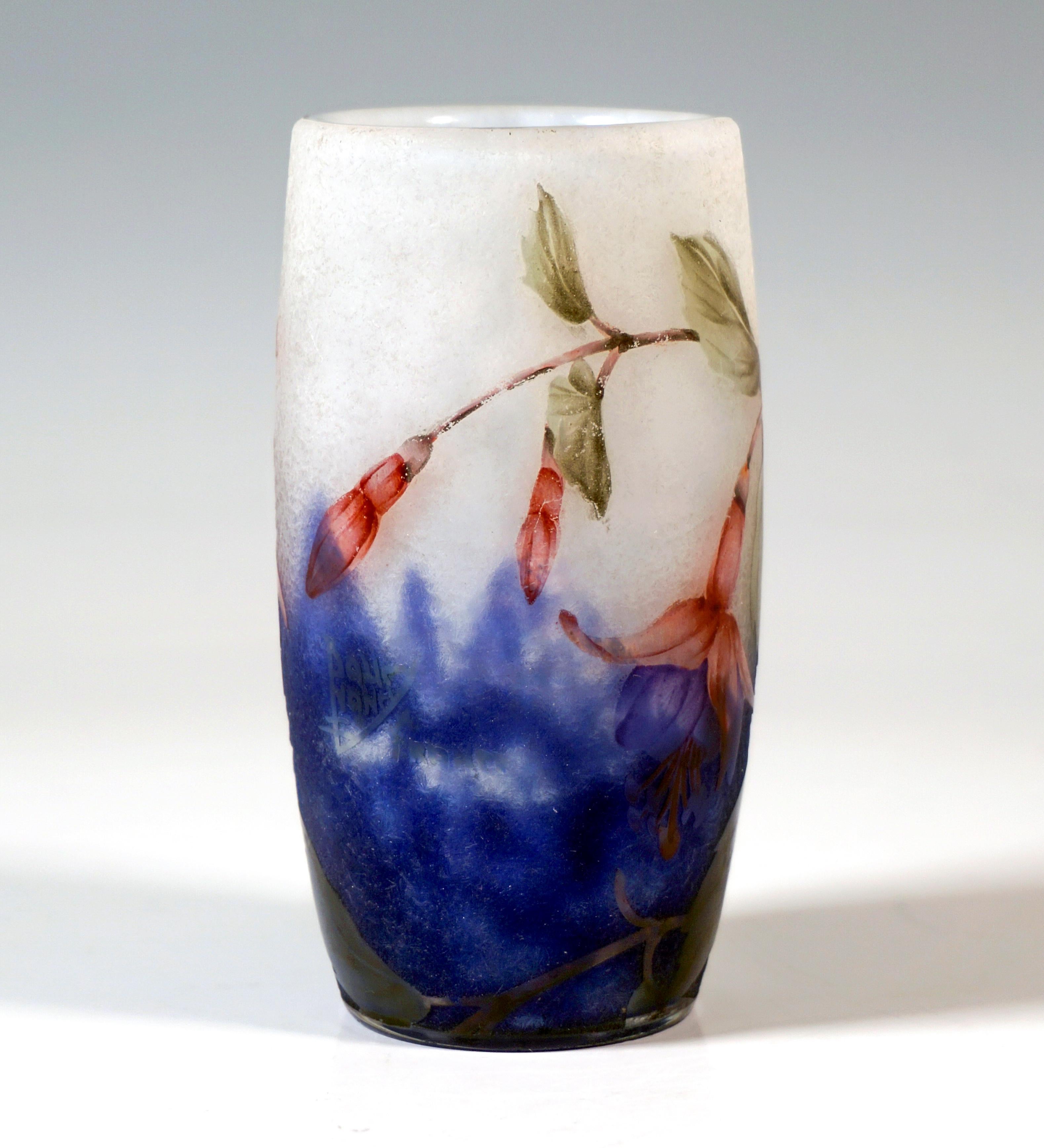 Zylindrische Vase, farbloses Glas mit flockigem Weiß, im unteren Bereich mit kobaltblauen Pulvereinschlüssen, außen stark geätzt und zart mit farbigem Email bemalt, im Hintergrund der Wandung fuchsienfarbener Dekor vor eisglasartiger Satinierung,