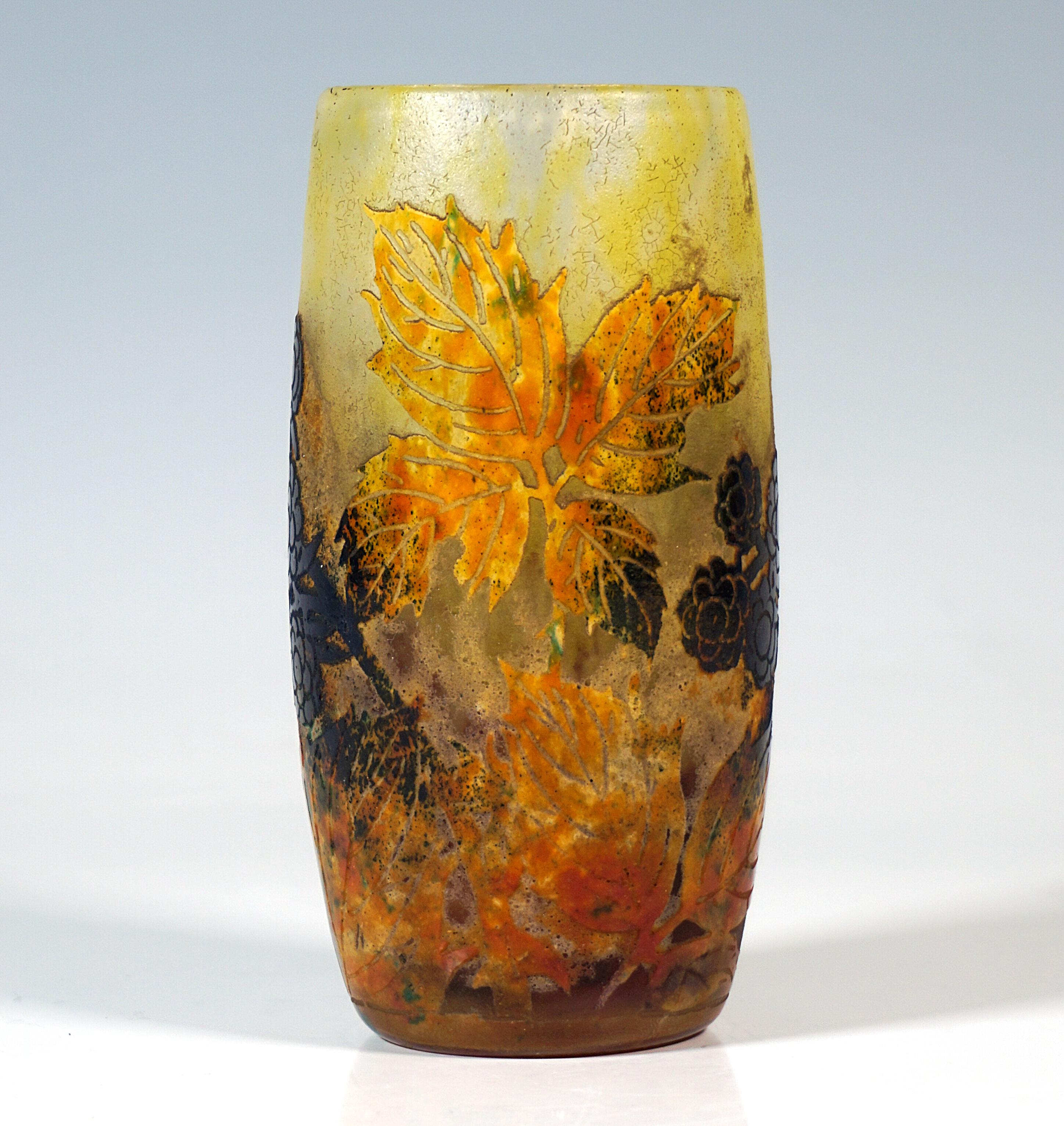 Zylindrische Vase, farbloses Glas mit flockigen weißen, gelbgrünen und weinroten Pulvereinschlüssen, gelborange, grüne und tiefblaue Emailschmelzen, stark geätzter Dekor mit wilden Brombeeren und Blattwerk, eisglasartig satiniert im Hintergrund,