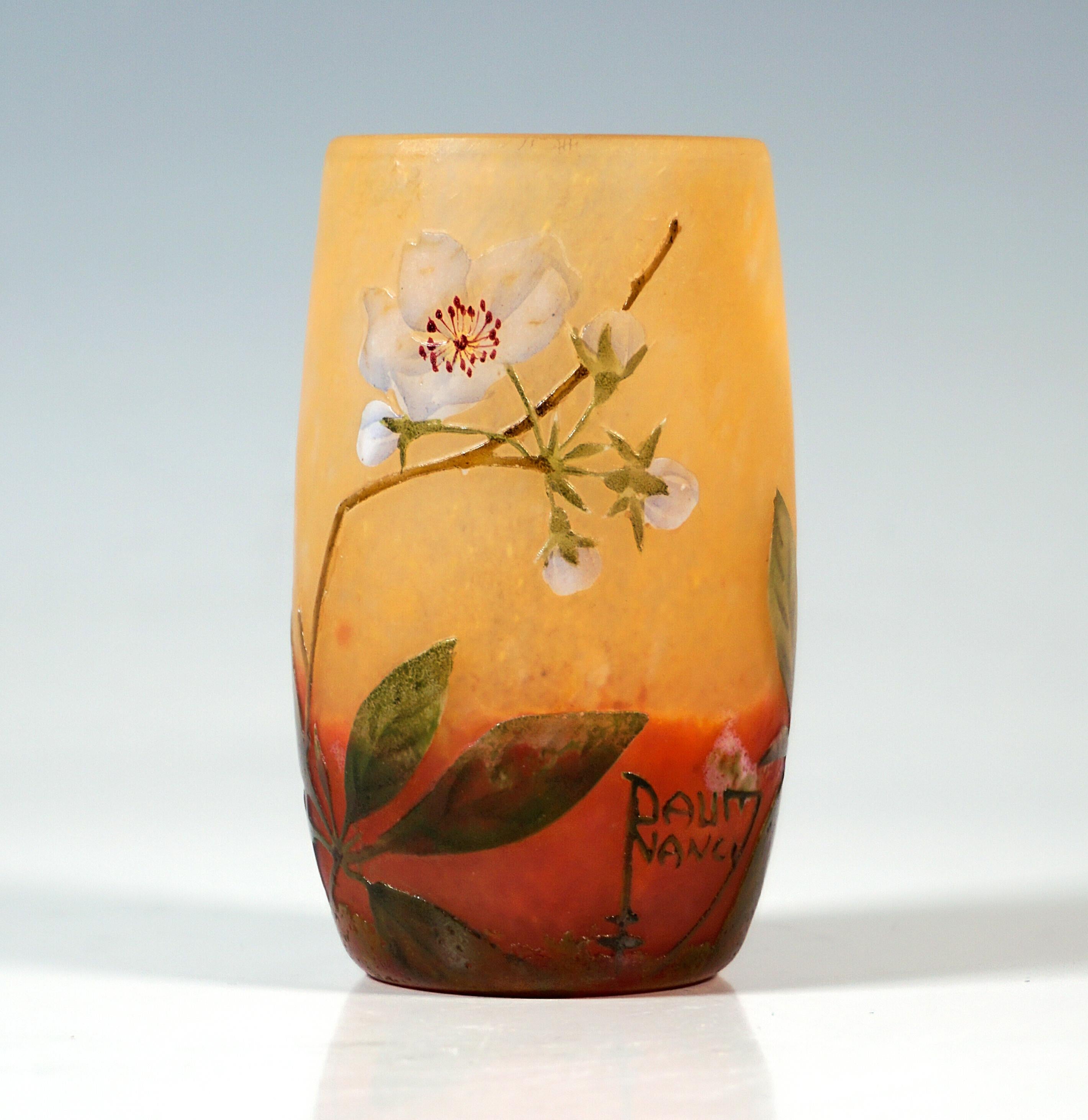 Zylindrische Vase, farbloses Glas mit flockigen gelben, orange-roten und violetten Pulvereinschlüssen, grüne und weiße Emailschmelzen, geätzter und farbig emaillierter Dekor mit blühenden Apfelzweigen, Hintergrund und Innenseite satiniert, auf der