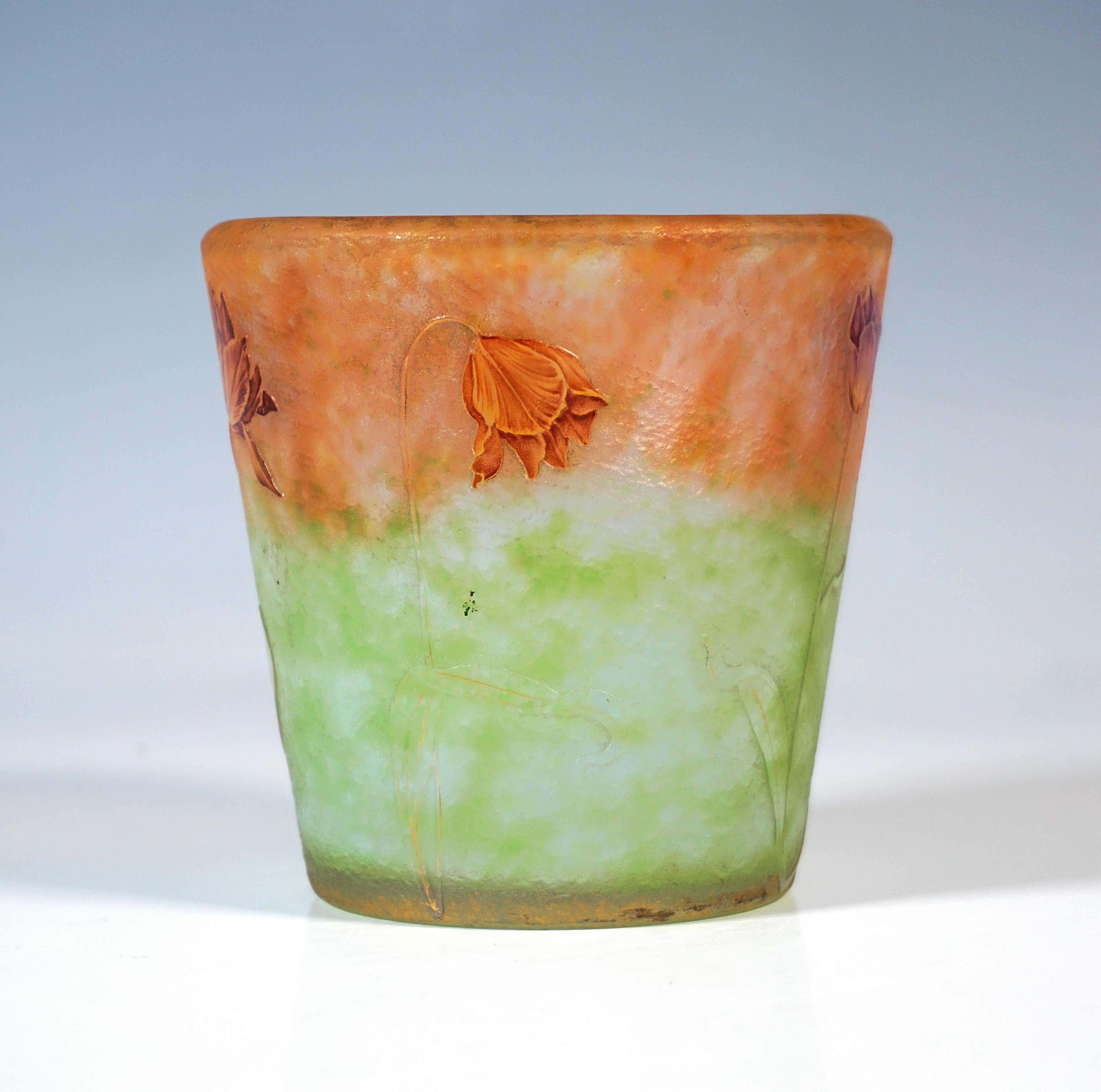 Cup-shaped vase, colourless glass with air bubbles (bubbling) and flaky light green powder inclusions in the lower section and rust-coloured inclusions in the upper section, light blue underlay and smooth polished finish on the inside, highly etched