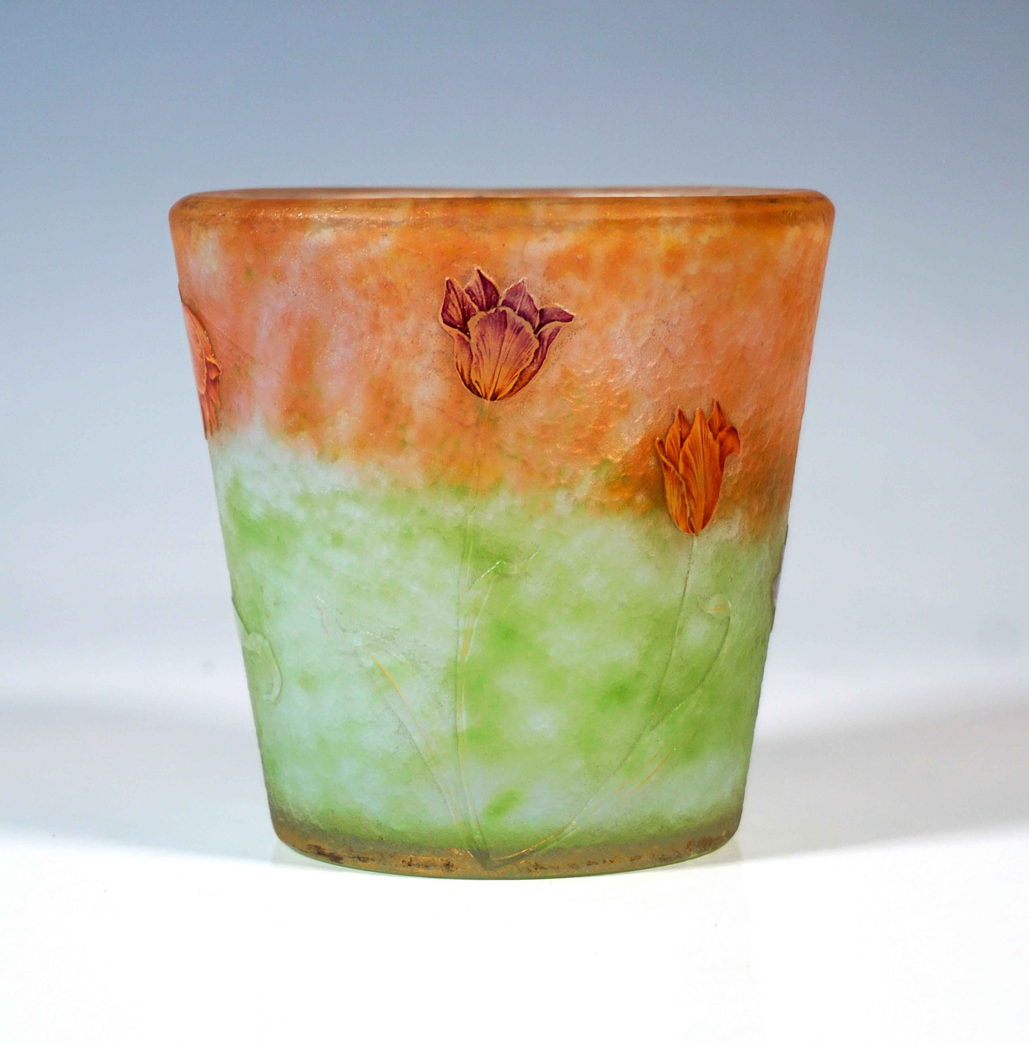 French Art Nouveau Cameo Vase 'Tulipes', Daum Frères, Nancy, France, Circa 1890/1895 For Sale