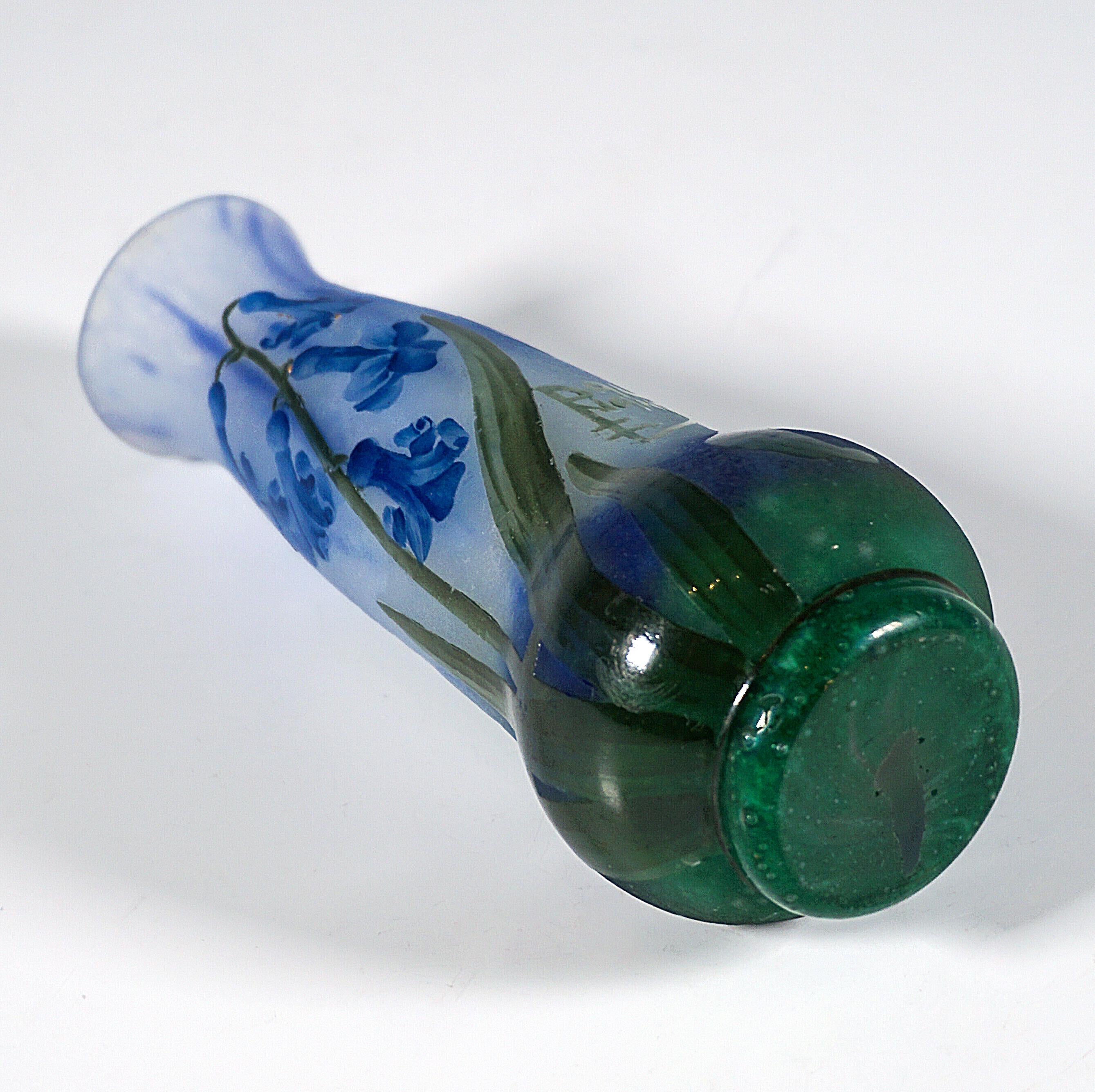 Jarrón camafeo Art Nouveau con decoración de campanillas, Daum Nancy, Francia, ca 1900/05 principios del siglo XX
