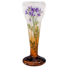 Jarrón camafeo Art Nouveau con decoración de flor de cuco, Daum Nancy, Francia, 1910-1915