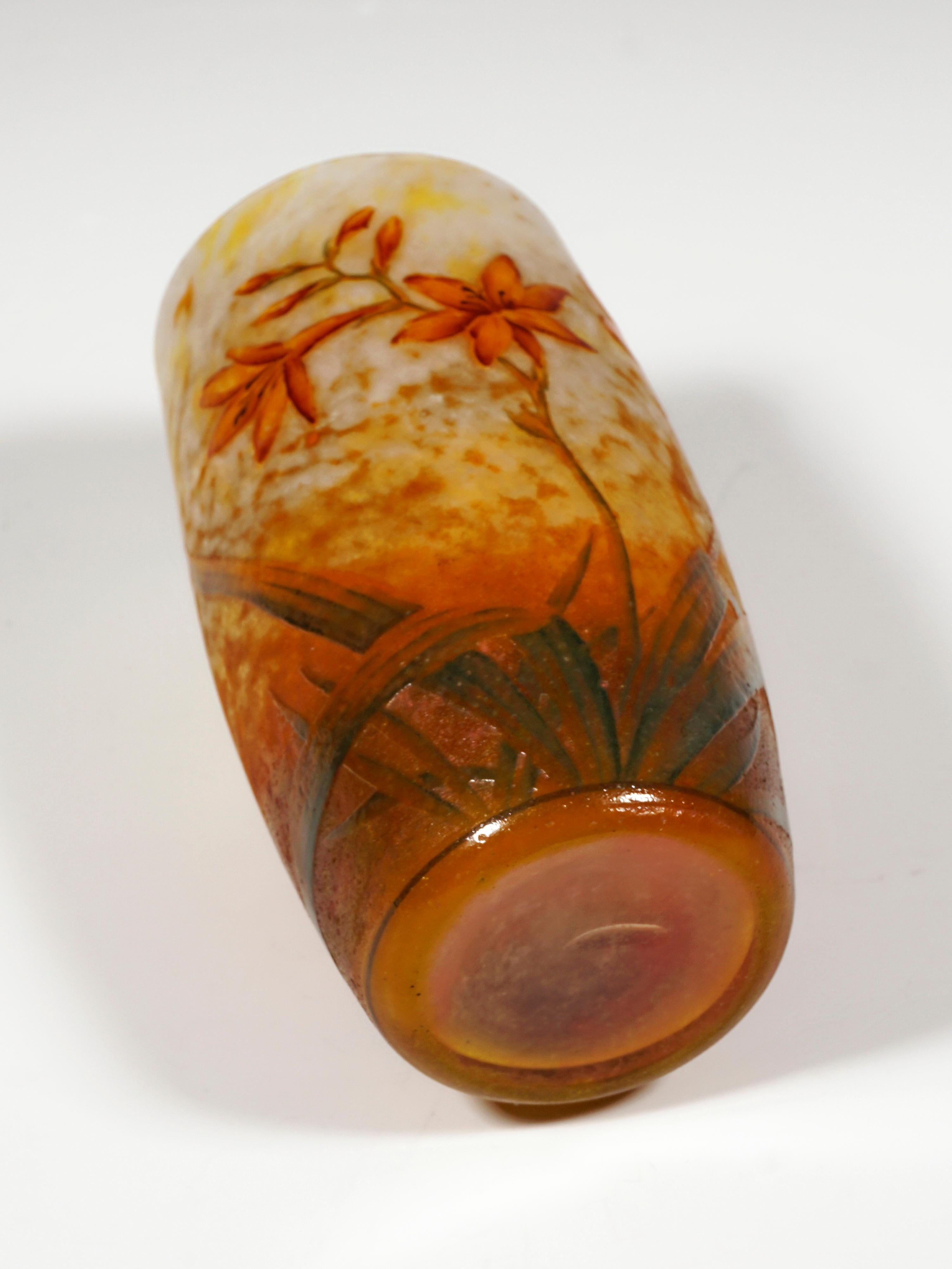 Art Nouveau Cameo Vase with Daylily Decor, Daum Nancy, France, 1900/05 In Good Condition In Vienna, AT
