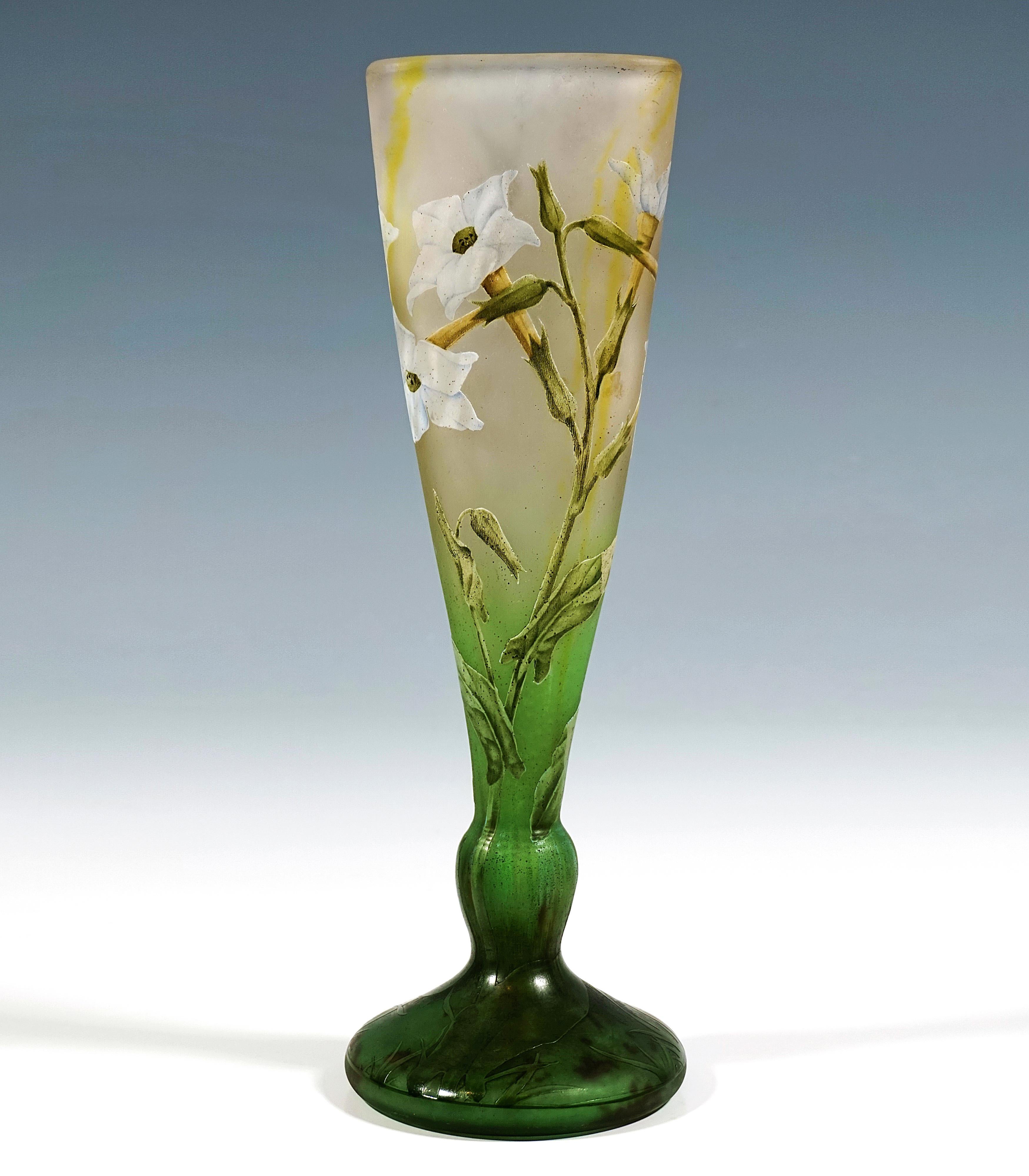 Grande vaso a imbuto con parete a tre lati su un supporto rotondo sfalsato da un nodus, vetro incolore con fusioni di polvere bianca e gialla filiforme e fusioni verde prato nella zona inferiore, supporto leggermente bombato con fusioni di colore