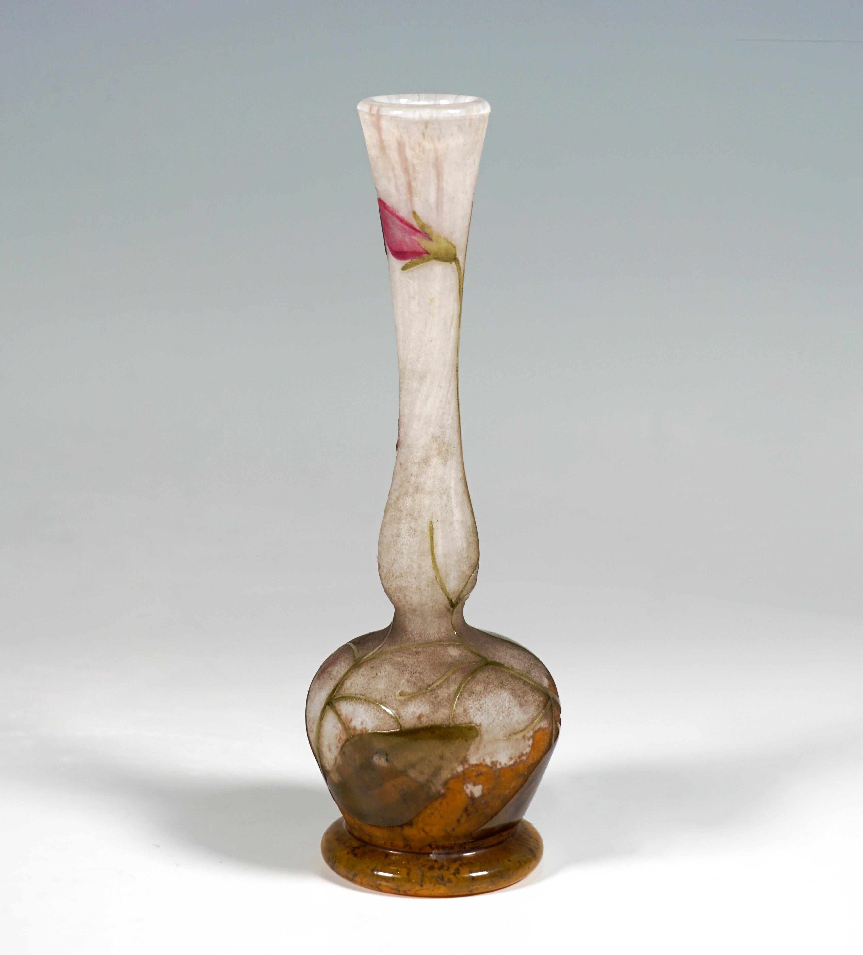Francese Vaso a cammeo in stile liberty con decorazioni di Sweet Pea, Daum Nancy, Francia, 1910 ca. in vendita