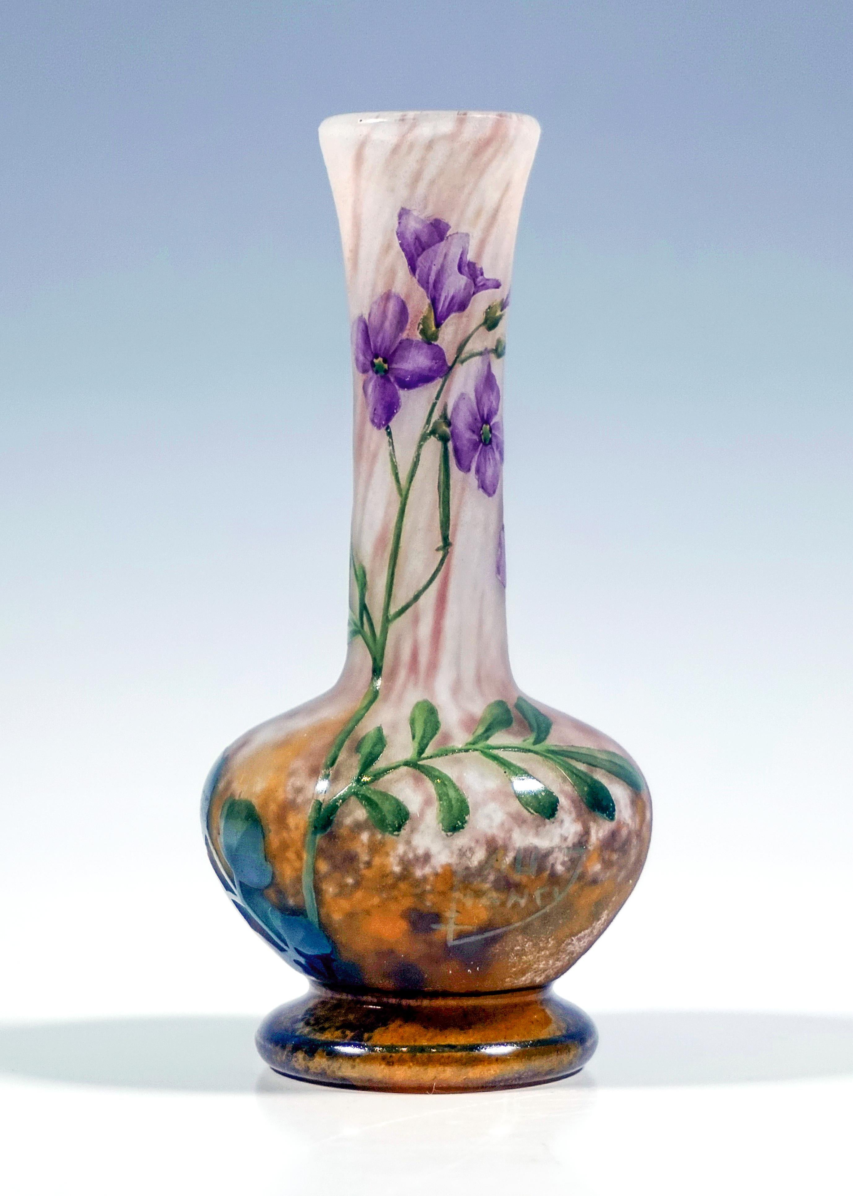 Jarrón camafeo Art Nouveau con decoración violeta, Daum Nancy, Francia, ca 1910-1915 Grabado en venta
