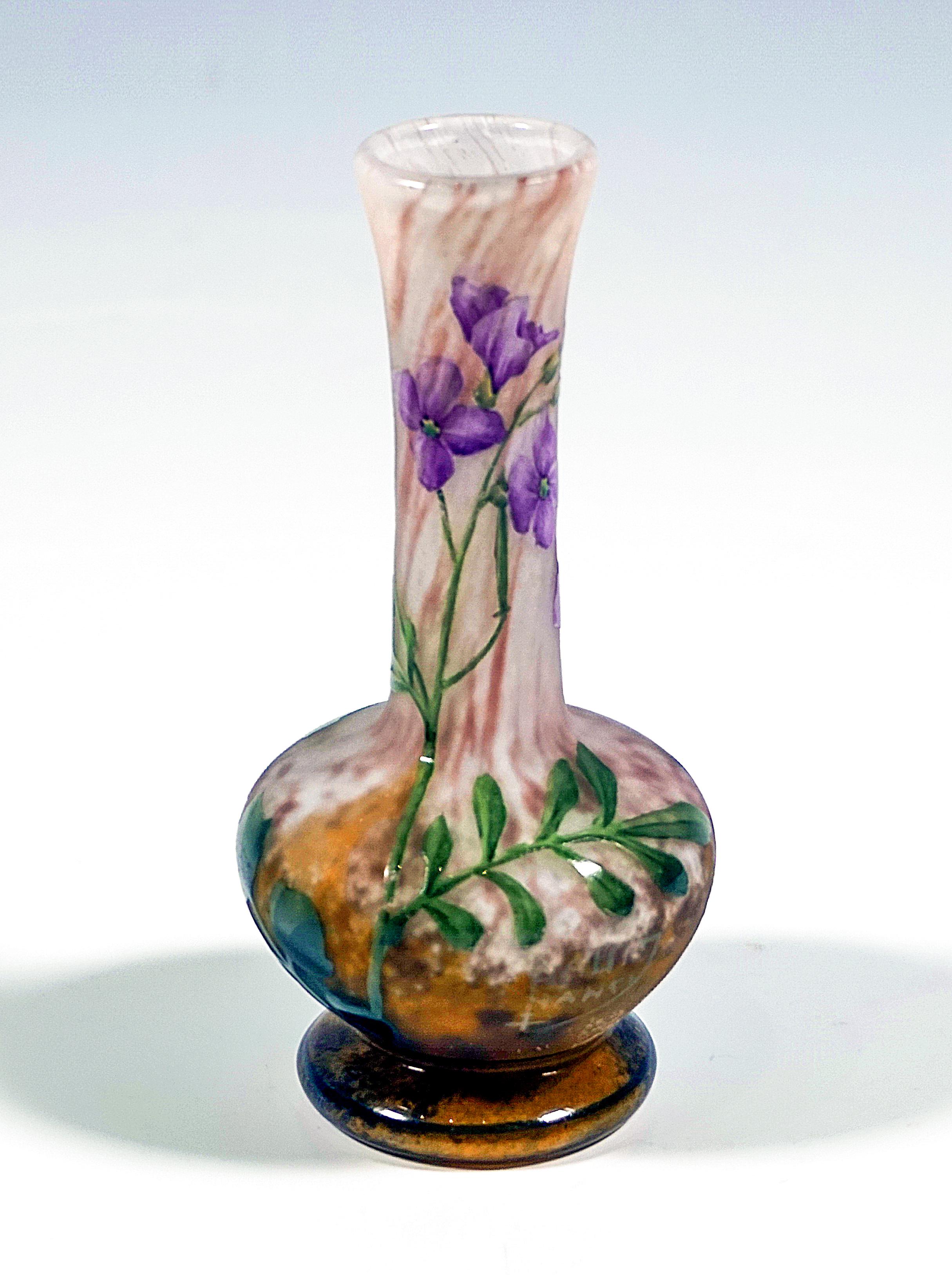 Jarrón camafeo Art Nouveau con decoración violeta, Daum Nancy, Francia, ca 1910-1915 en Bueno estado para la venta en Vienna, AT