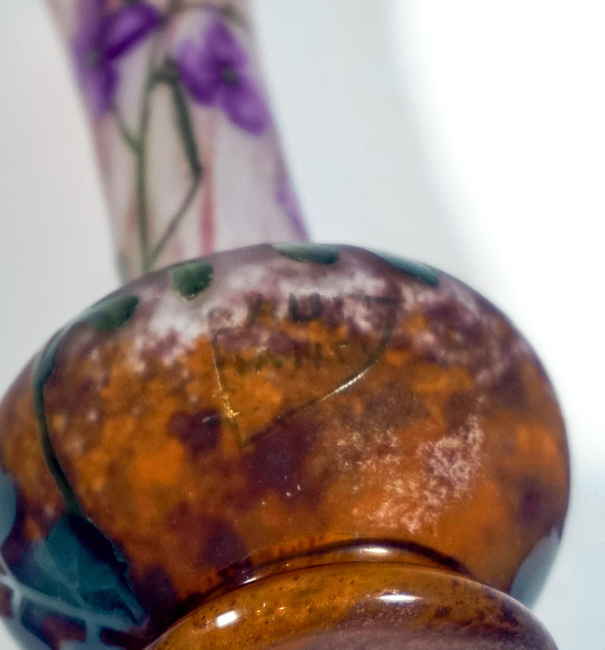 Jarrón camafeo Art Nouveau con decoración violeta, Daum Nancy, Francia, ca 1910-1915 Vidrio en venta
