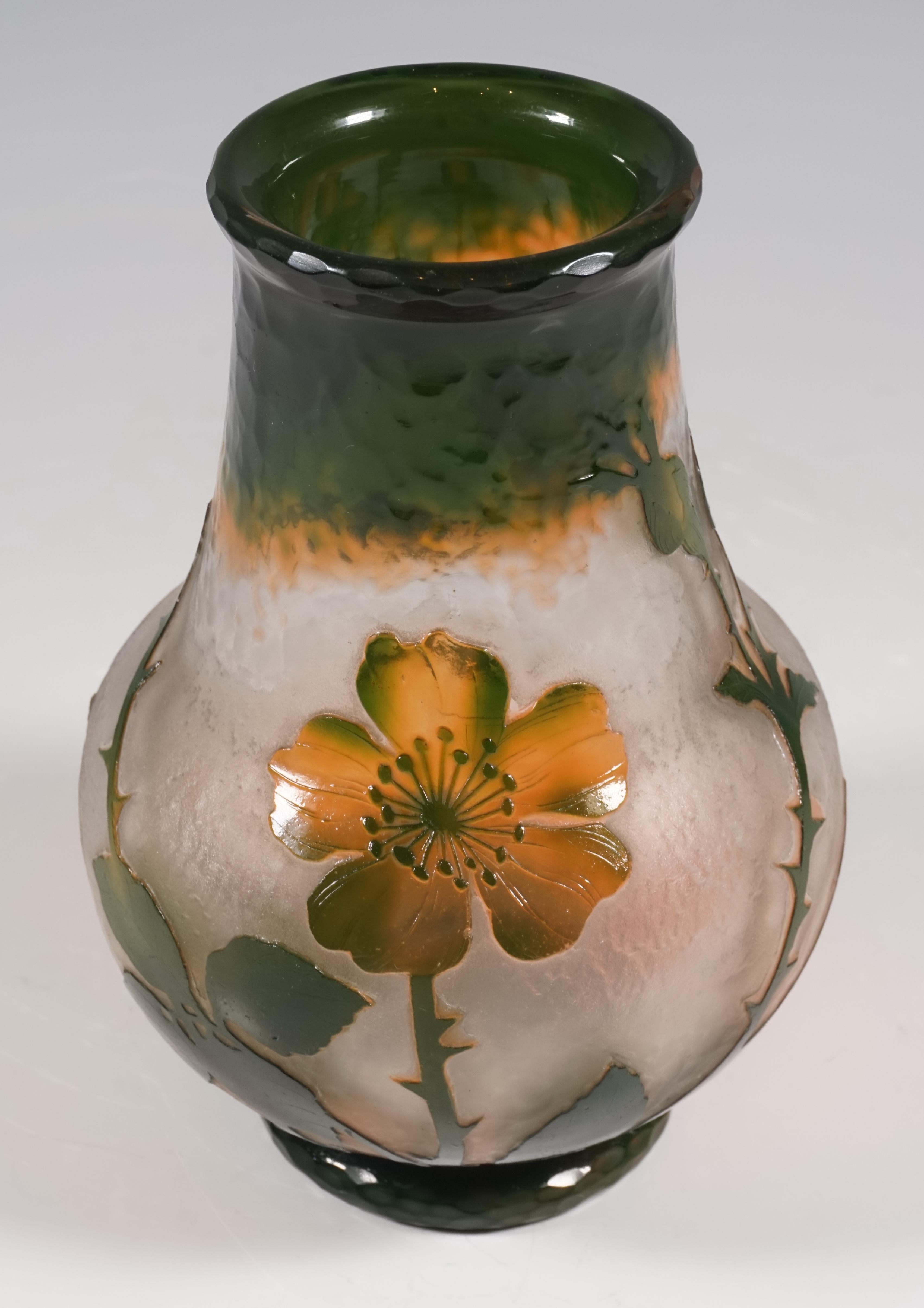 Jarrón camafeo Art Nouveau con decoración de rosas silvestres, Daum Nancy, Francia, circa 1900 en Bueno estado para la venta en Vienna, AT