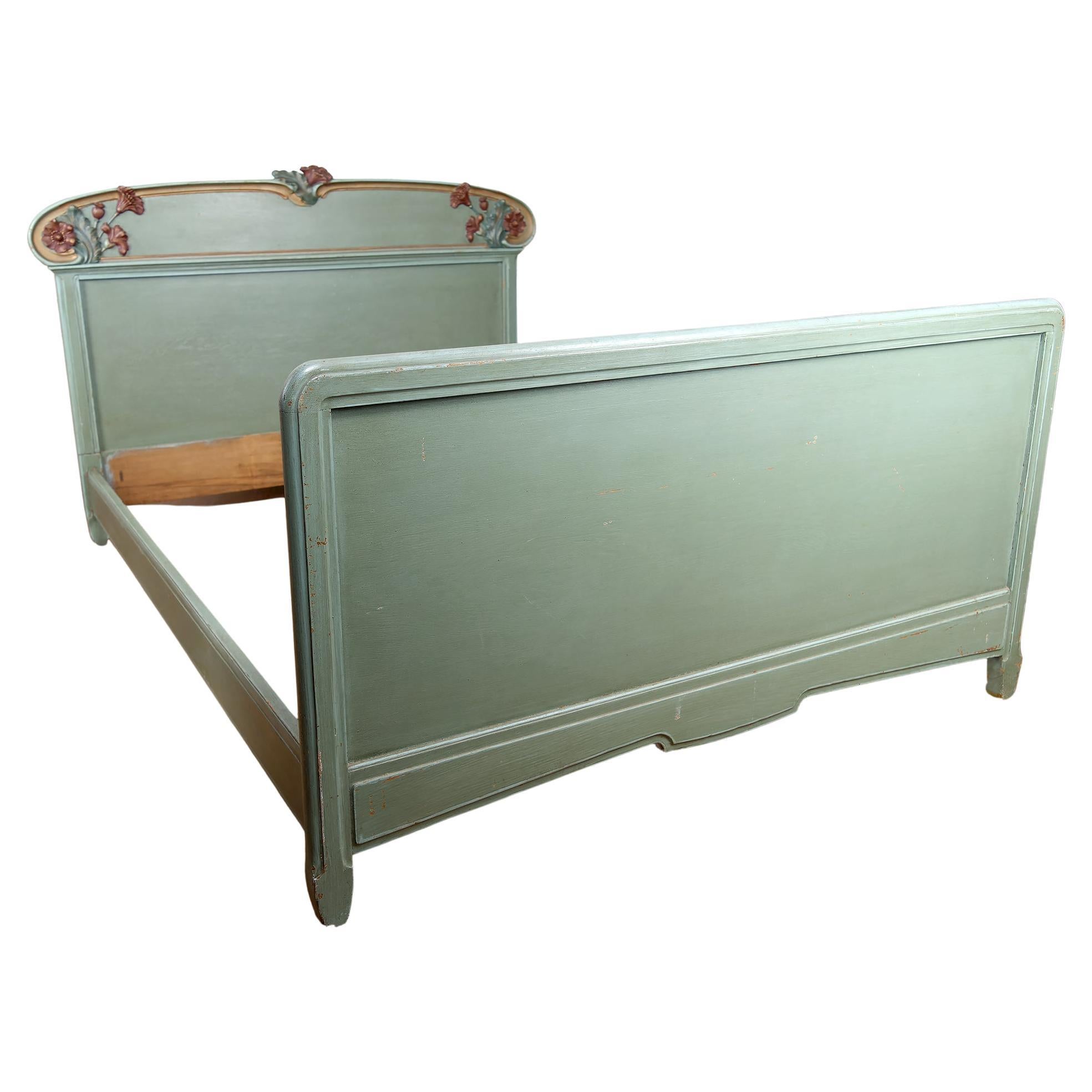 Jugendstilbett aus geschnitztem und bemaltem Holz im Jugendstil, Blumenthema: Mohnblumen, Frankreich, 1900