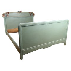 Cama Art Nouveau de Madera Tallada y Pintada, Tema Floral: Amapolas, Francia, 1900