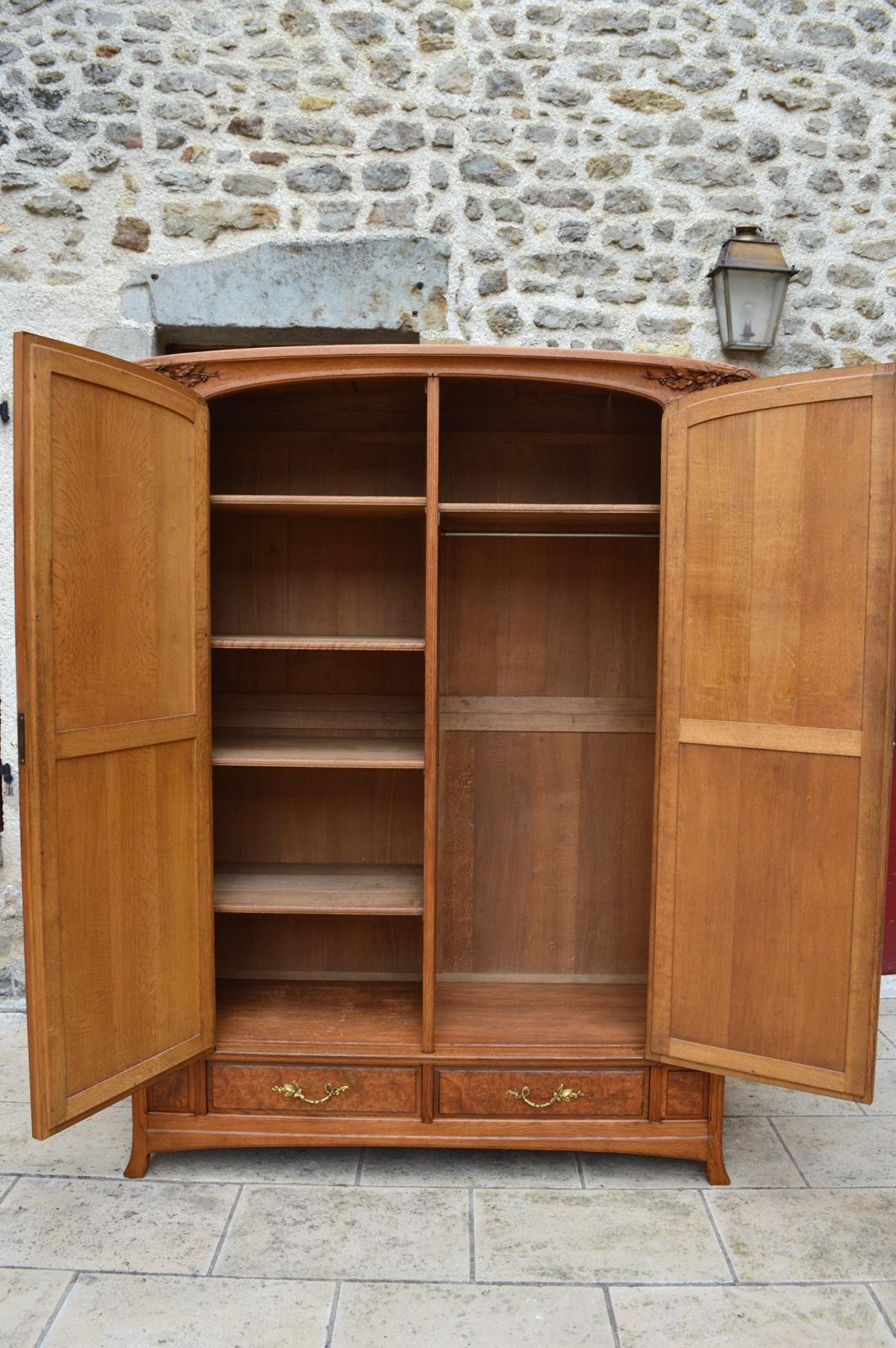 Art Nouveau Carved Bedroom Set, Attributed to Louis Majorelle, circa 1905 For Sale 5