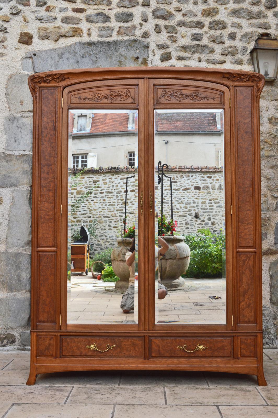 French Art Nouveau Carved Bedroom Set, Attributed to Louis Majorelle, circa 1905 For Sale