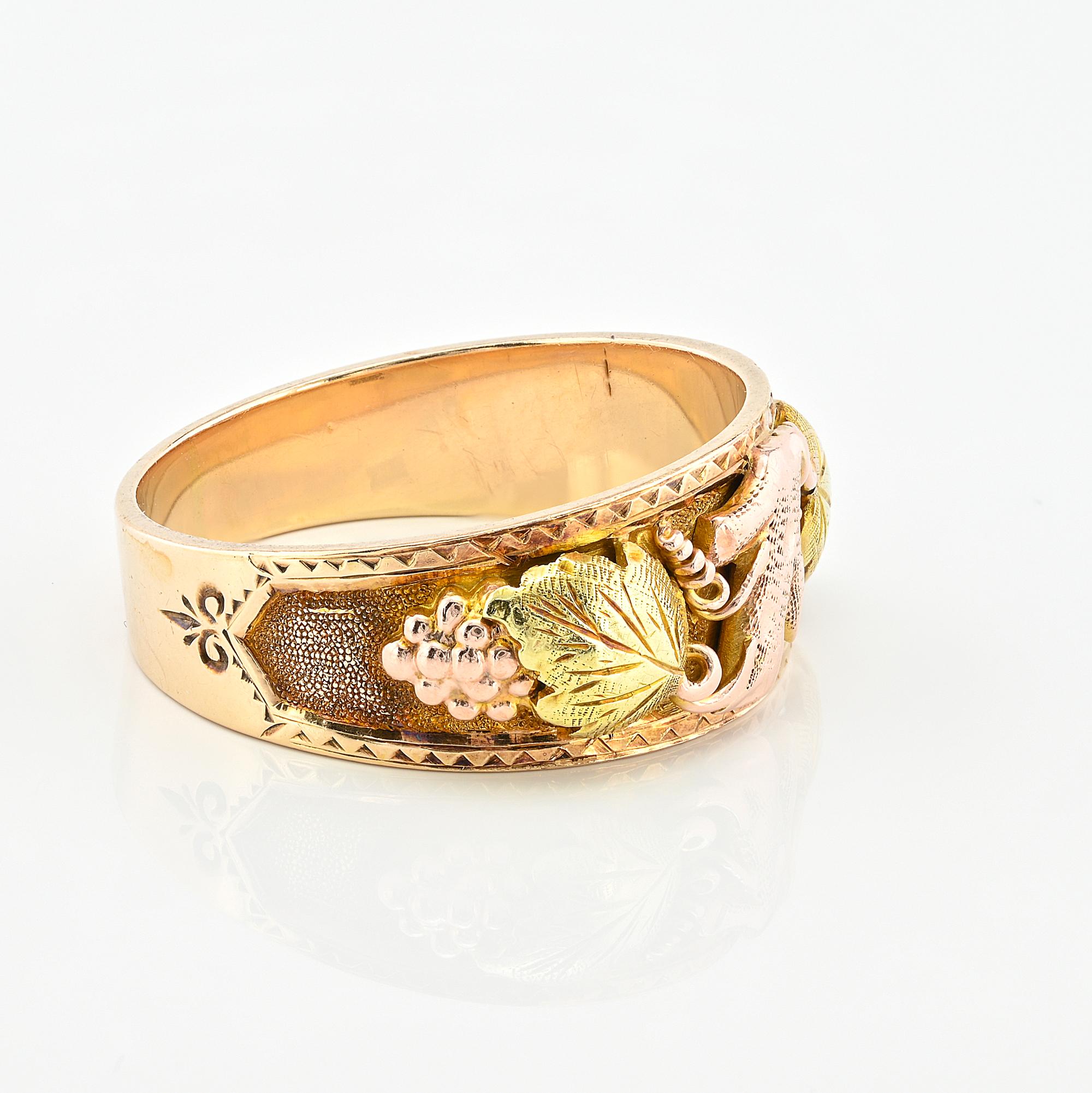 Art Nouveau Carved Ivy Leaf & Grape 14 Kt Wide Band Ring In Good Condition For Sale In Napoli, IT