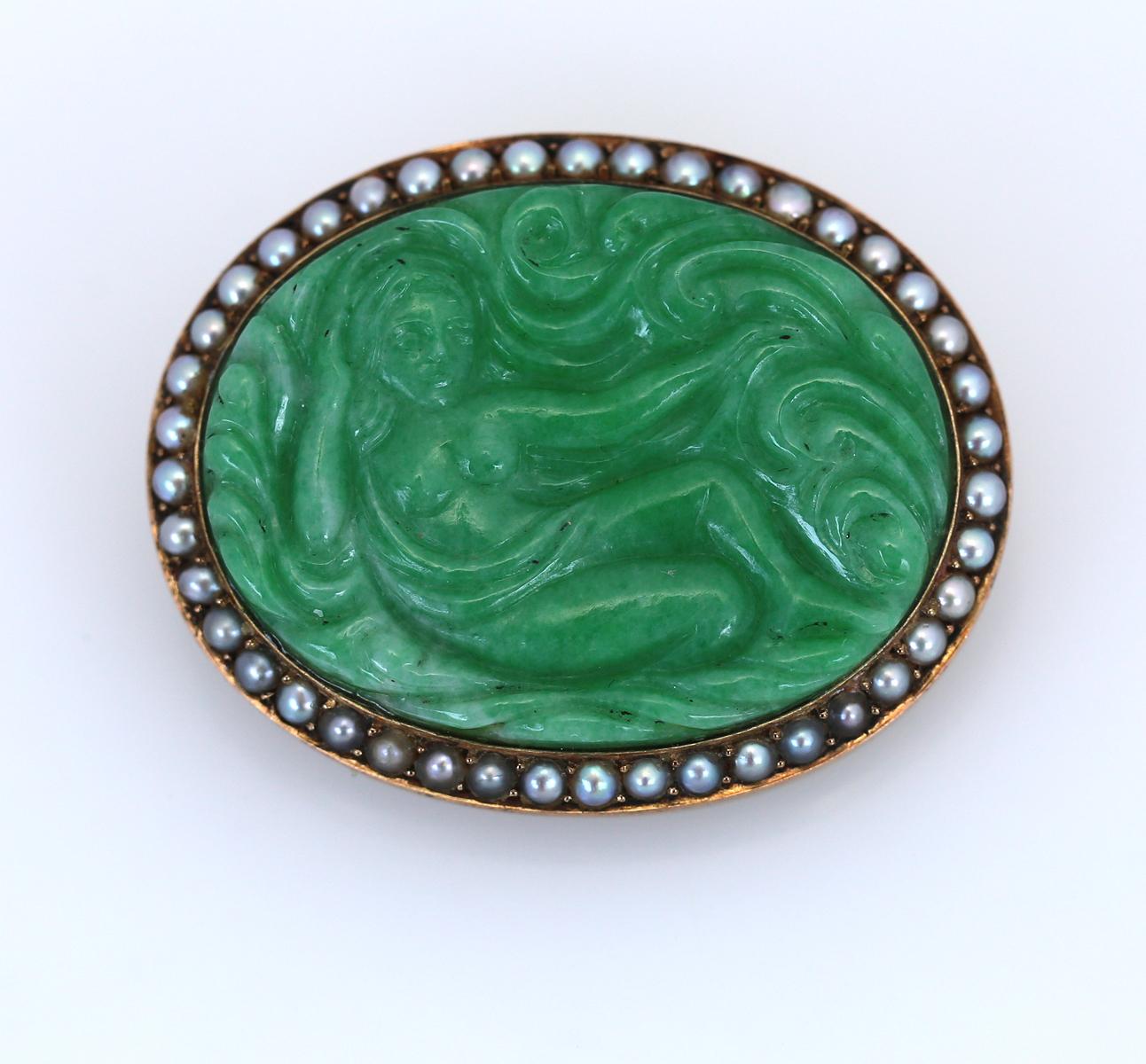 Jugendstil-Brosche aus geschnitzter Jade mit Naturperlen, erotisch, 1900 im Angebot 2