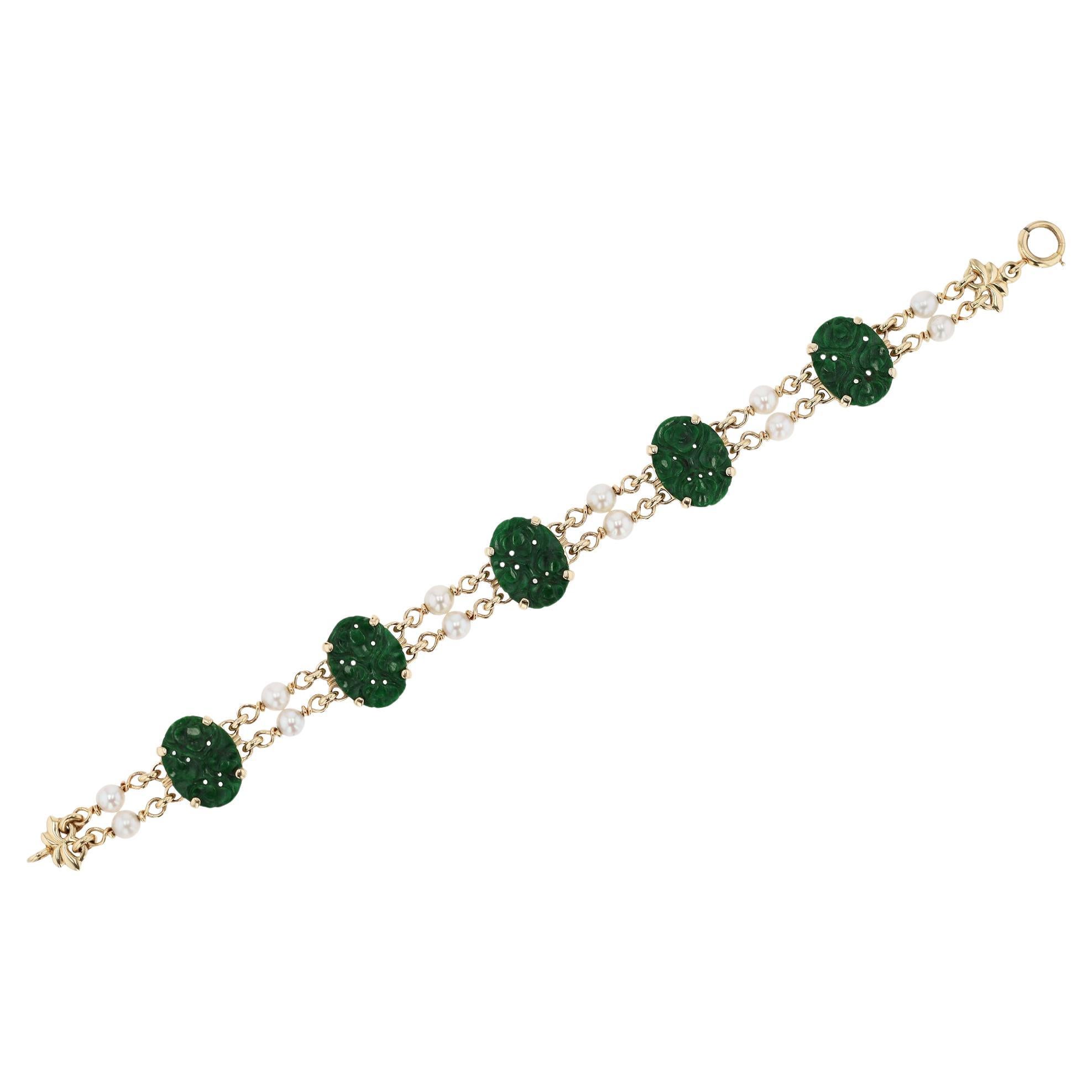 Taille ovale Bracelet station Art nouveau sculpté en jadéite et perles en vente