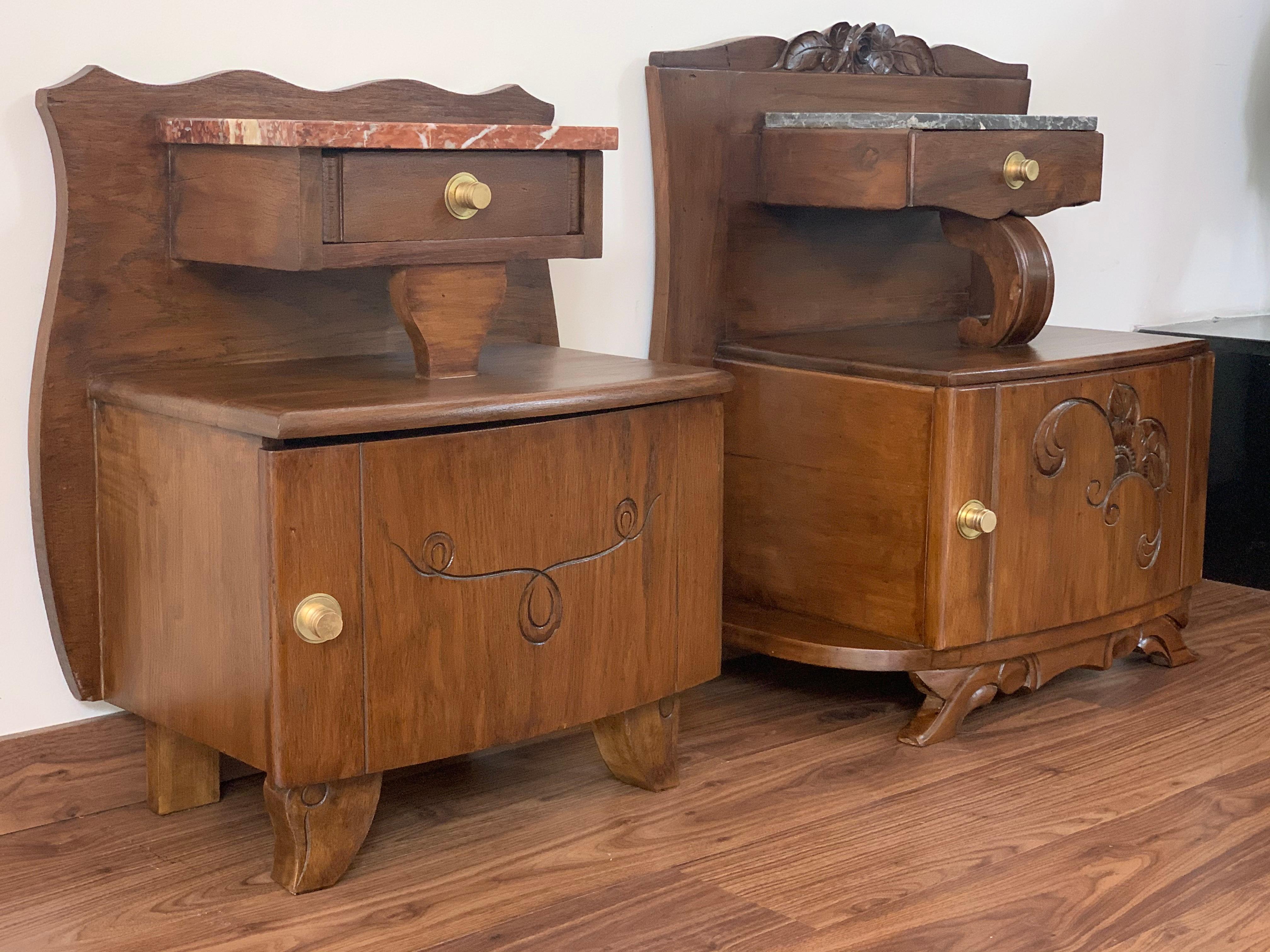 Amazing pair of complementary nightstands / bedsides tables in carved walnut with a marble top.
Patinated brass handles.
These excellent quality pieces are made of solid walnut and feature their original marble tops. Recently refinished using