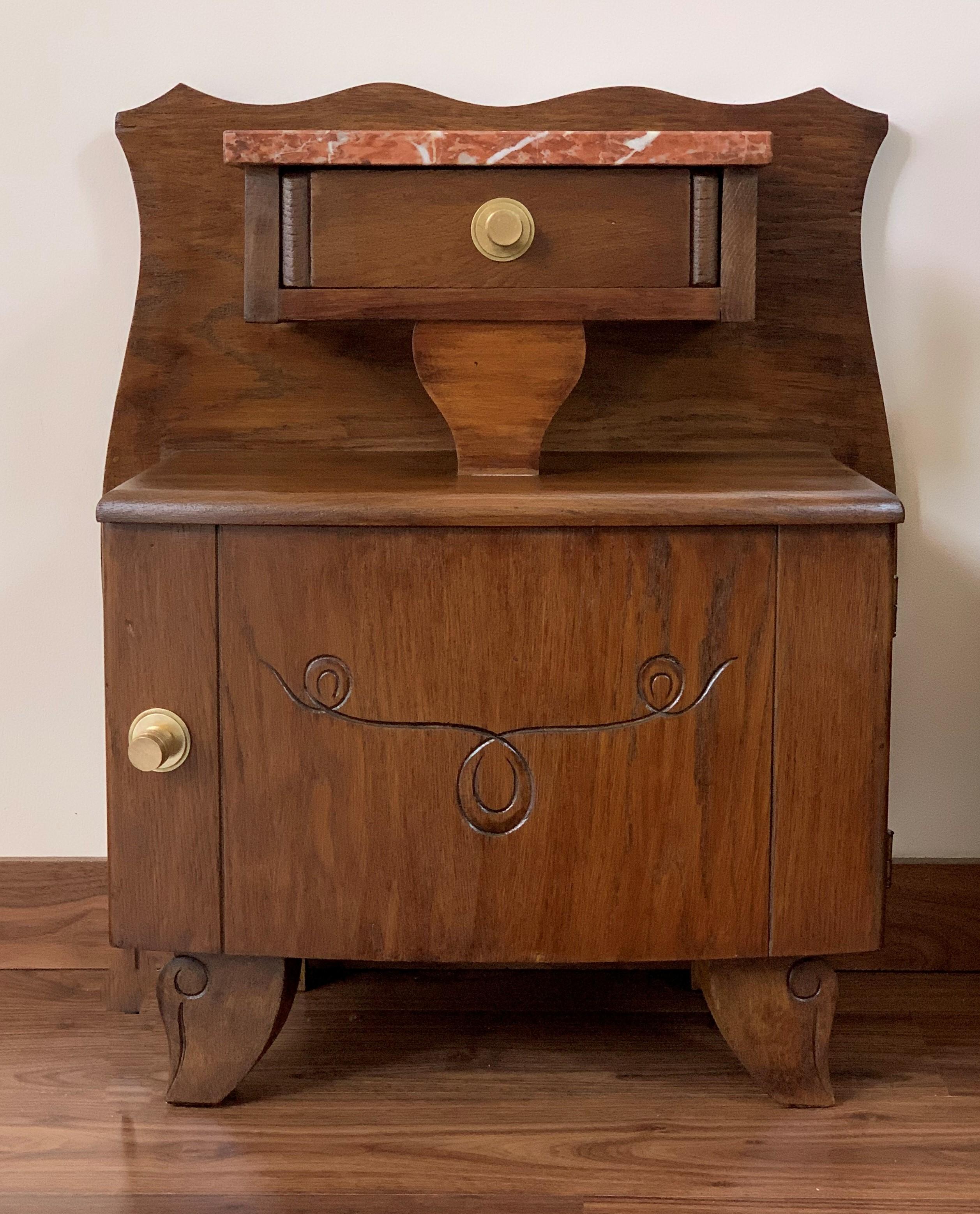 Tables de nuit / chevets Art Nouveau Carved avec plateau en marbre, circa 1900 Bon état - En vente à Miami, FL