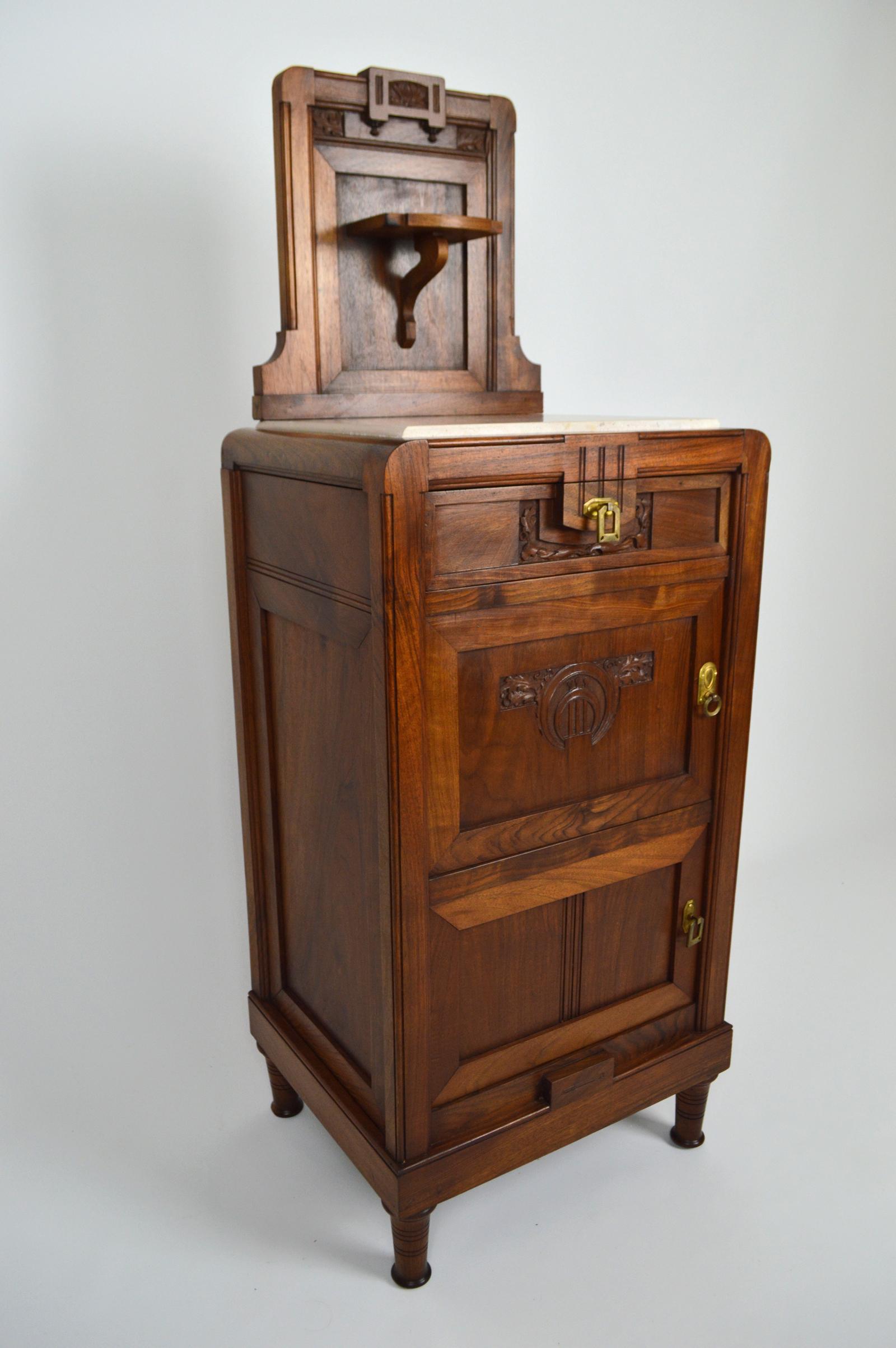 Amazing nightstand / bedside table in carved walnut with a marble top.
The bedside table consists of 1 drawer, 2 cupboards, 1 marble top and 1 shelf.
Patinated brass handles.

Art Nouveau / Stile Liberty, Italy, circa 1900.

Very good