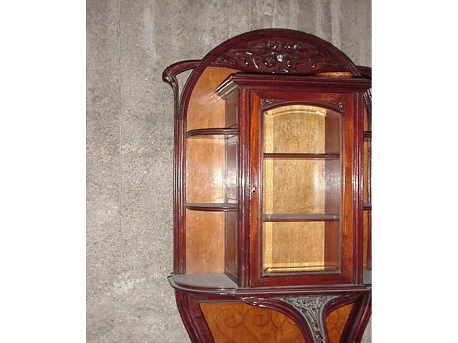Art Nouveau geschnitzt Nussbaum  Salonschrank mit Intarsien und glasierter Glasur von Louis Majorelle (Französisch) im Angebot