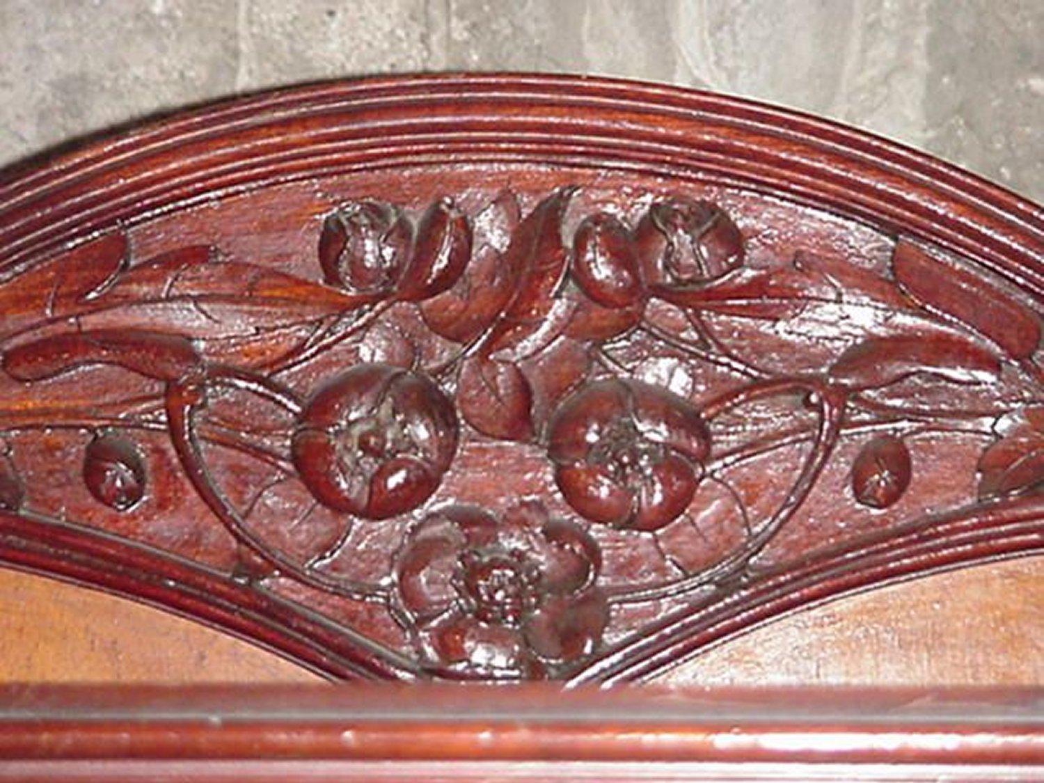 Art nouveau Art Nouveau Carved Walnut (Noyer sculpté)  Meuble de salon incrusté et vernissé de Louis Majorelle en vente