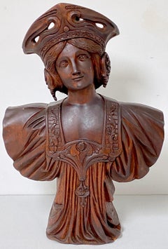 Portrait en bois sculpté Art Nouveau d'une jeune fille russe avec une coiffe Kokoshnik