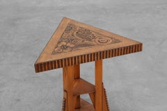 Tavolino triangolare in legno intagliato Art Carved, Francia, 1915 ca. 1915
