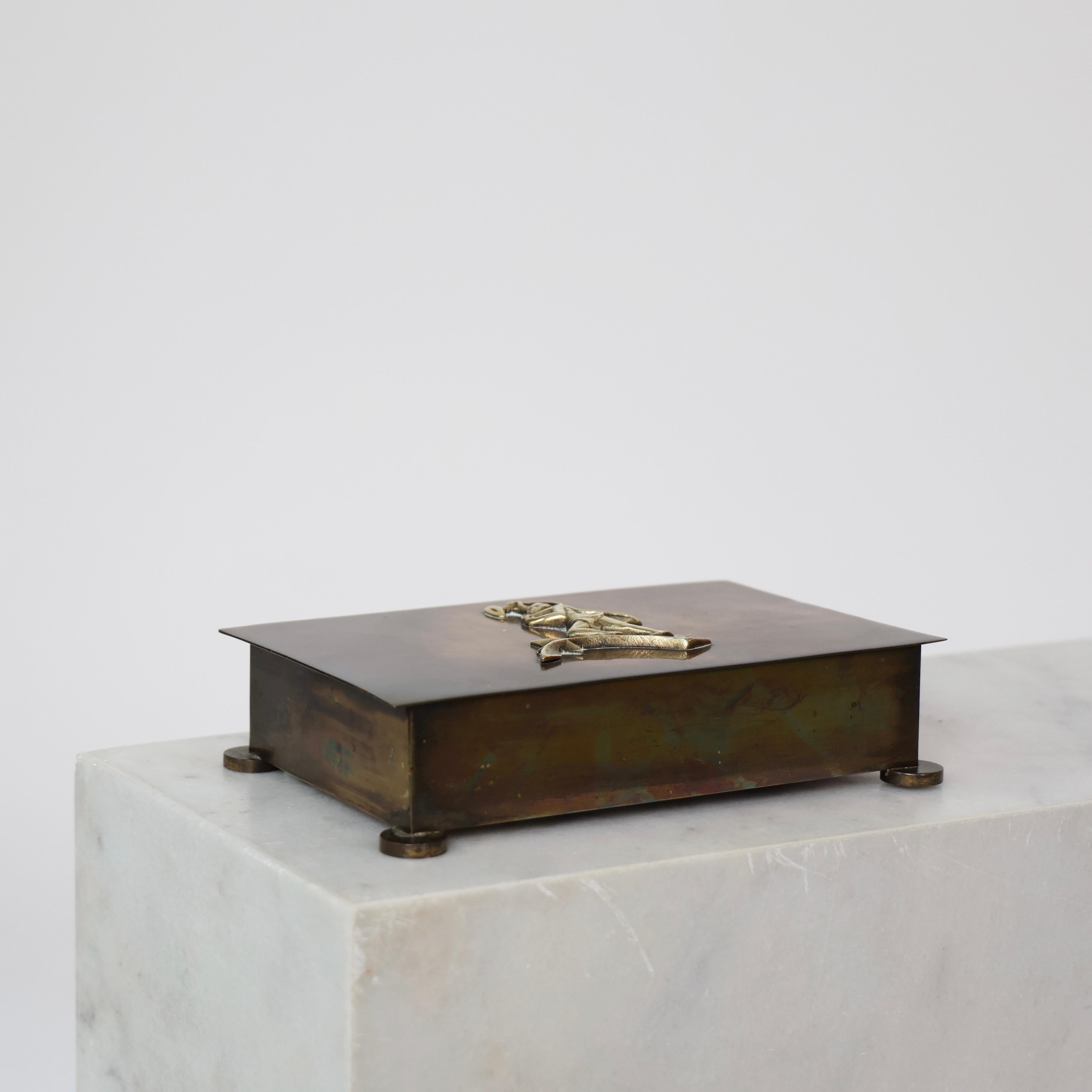 Grand cercueil en laiton Art Noveau réalisé par Niels Dam Ravn à la fin des années 1920.

* Cercueil à couvercle en laiton avec un viking. Boîte intérieure en bois. Signé NDR en bas à droite sur le couvercle.
* Designer : Niels Dam Ravn.
* Année :