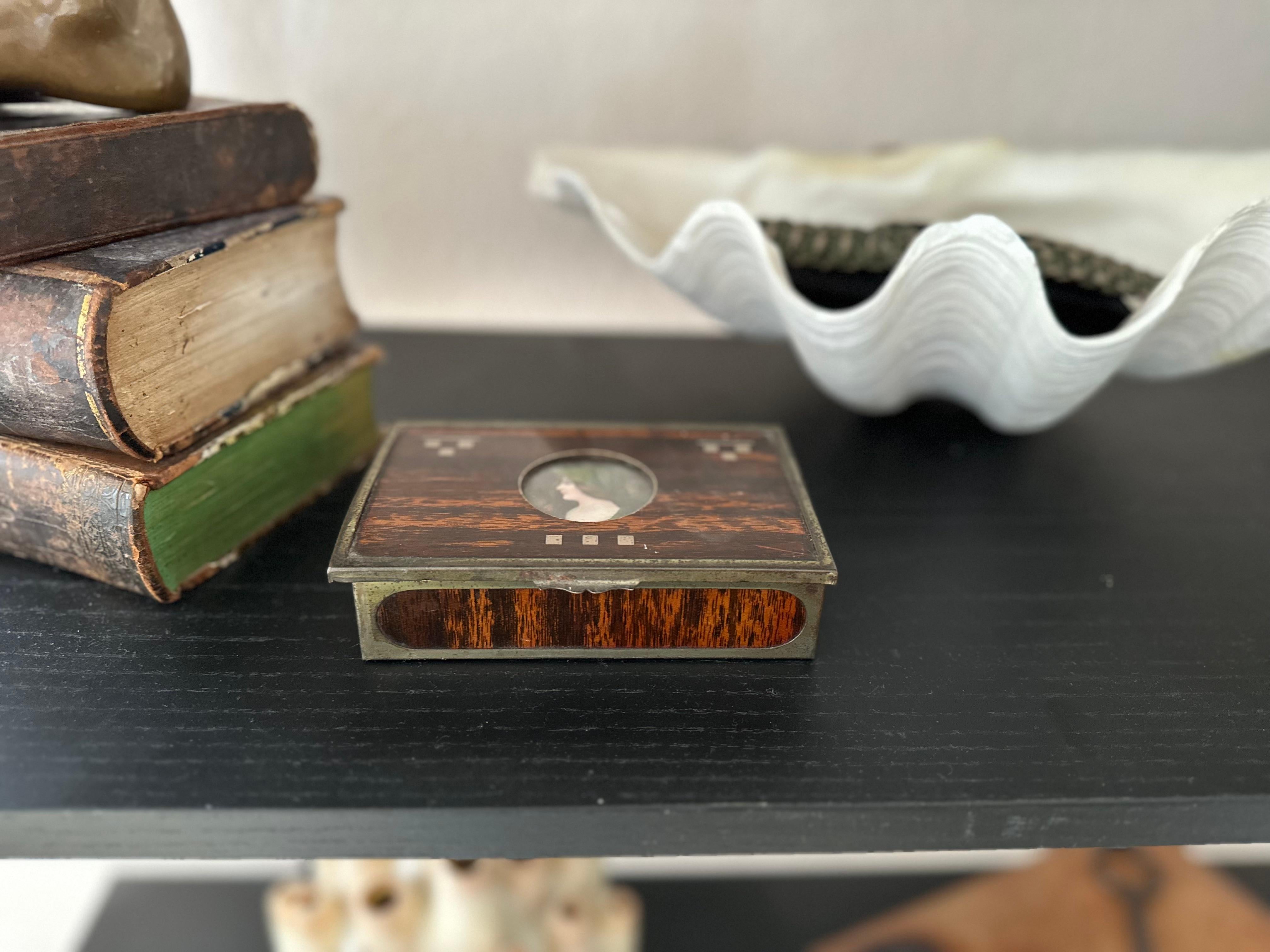 Art Nouveau casket with a portrait of a lady For Sale 5