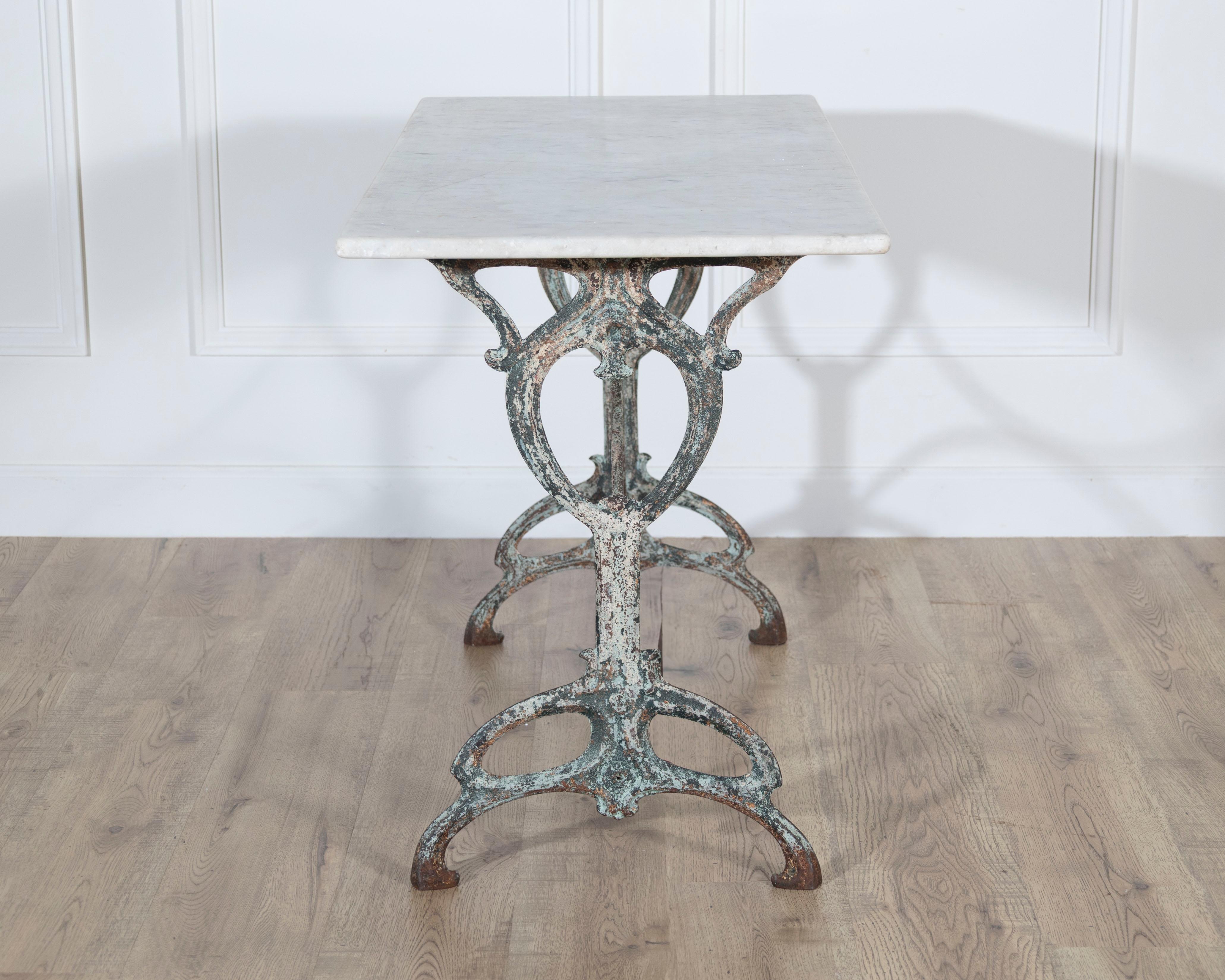 Jugendstil-Bistrotisch aus Gusseisen mit Platte aus Carrara-Marmor, um 1900 (Art nouveau) im Angebot