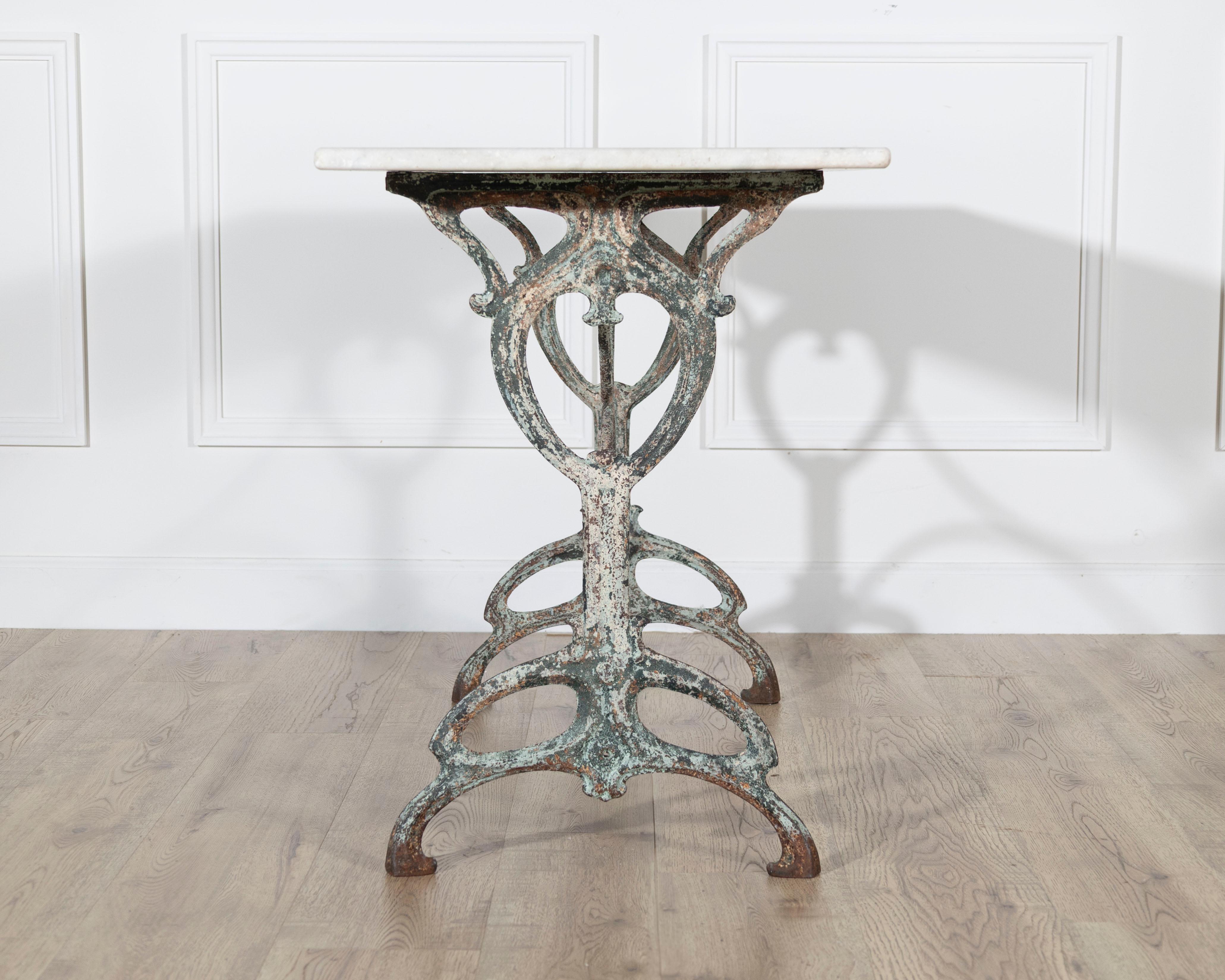 Jugendstil-Bistrotisch aus Gusseisen mit Platte aus Carrara-Marmor, um 1900 (Französisch) im Angebot