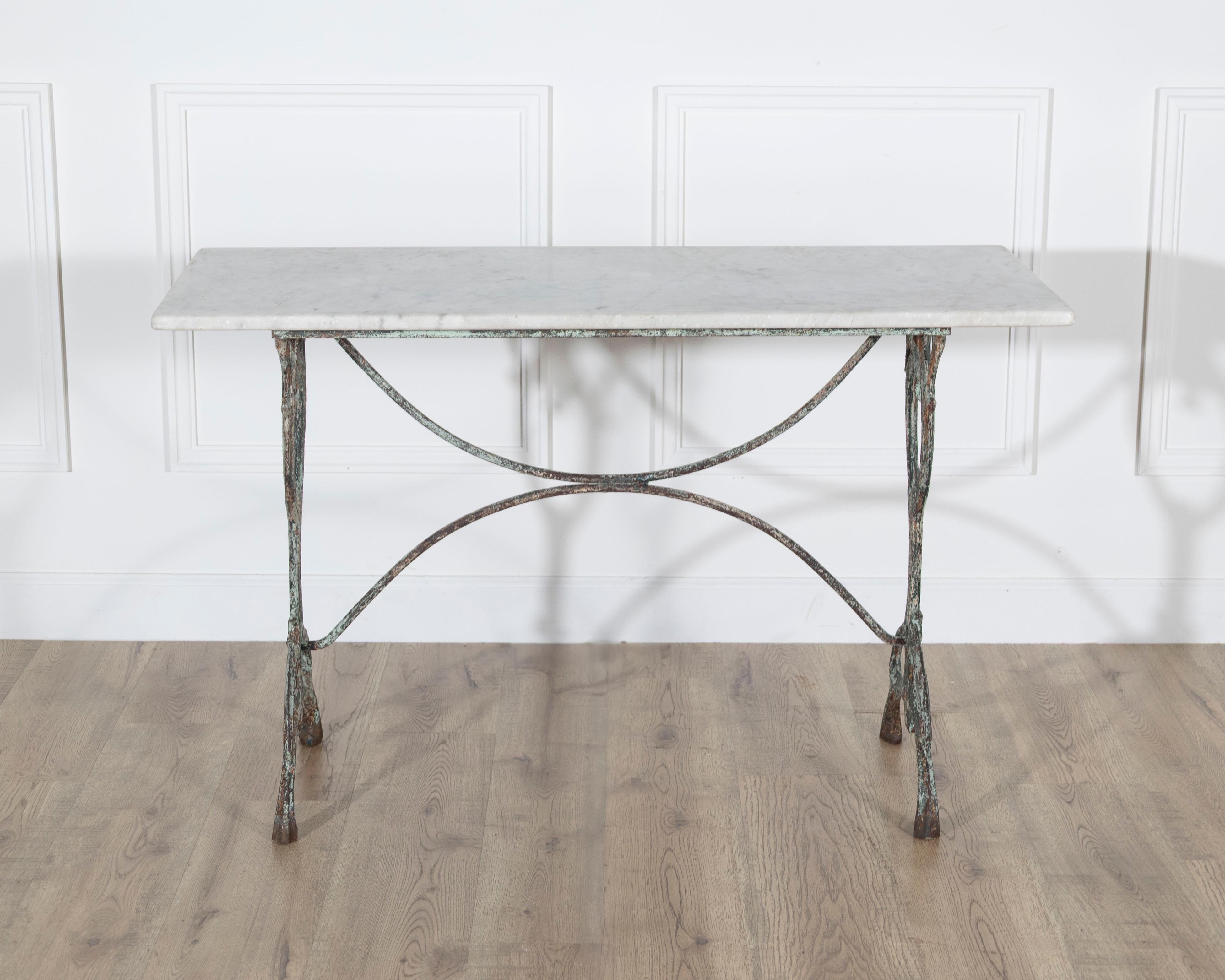 Jugendstil-Bistrotisch aus Gusseisen mit Platte aus Carrara-Marmor, um 1900 im Zustand „Gut“ im Angebot in Atlanta, GA