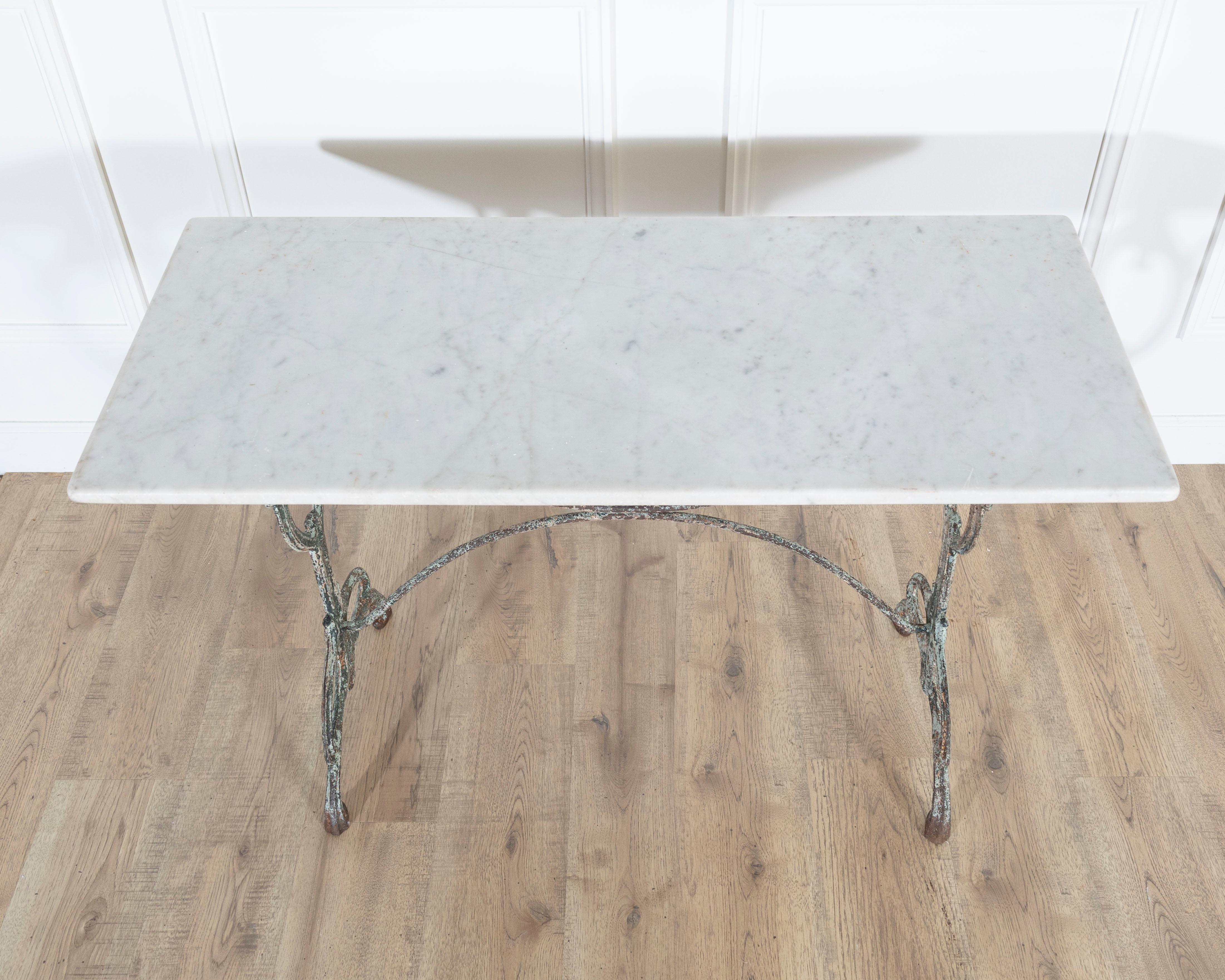 Jugendstil-Bistrotisch aus Gusseisen mit Platte aus Carrara-Marmor, um 1900 (Eisen) im Angebot