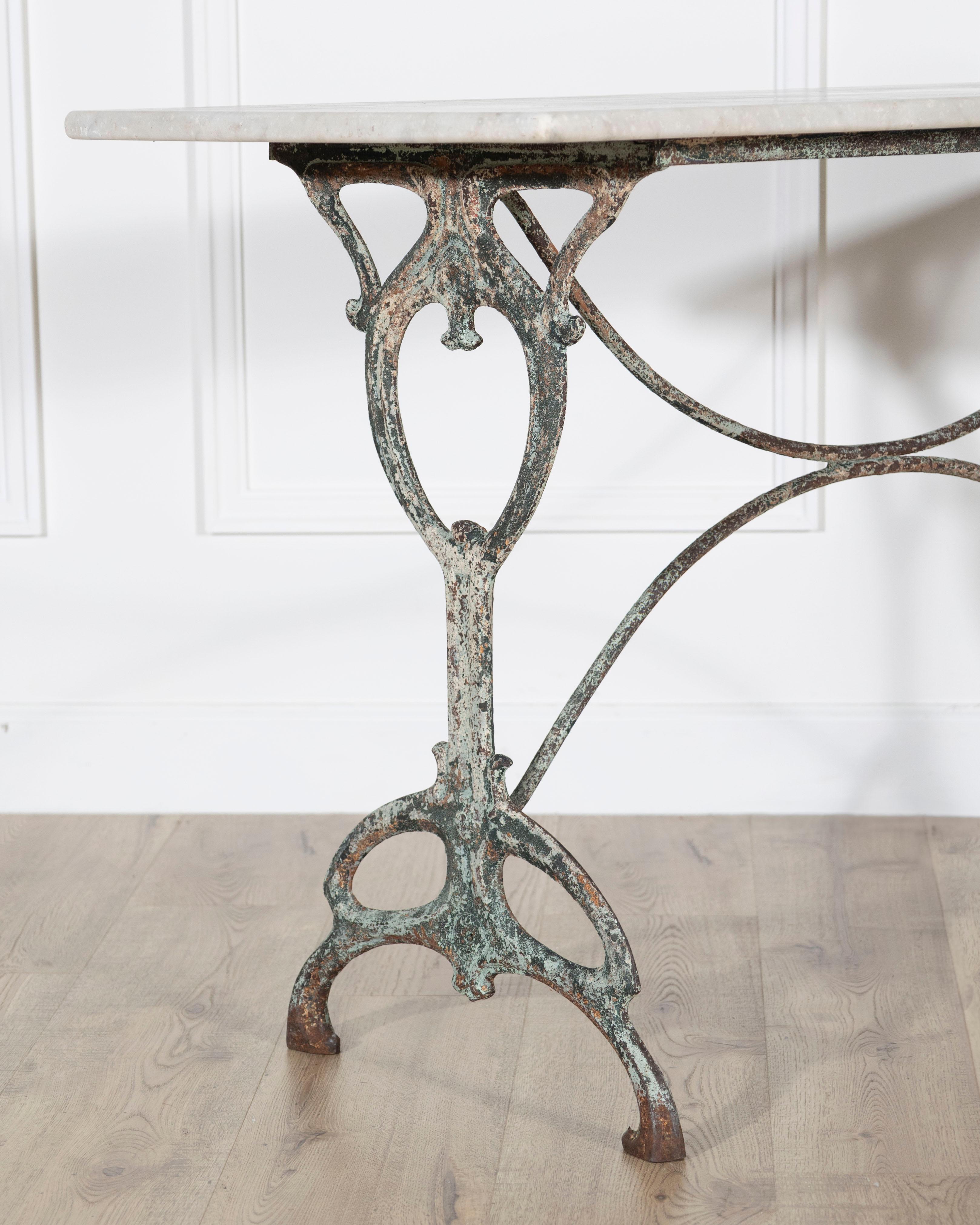 Jugendstil-Bistrotisch aus Gusseisen mit Platte aus Carrara-Marmor, um 1900 im Angebot 1
