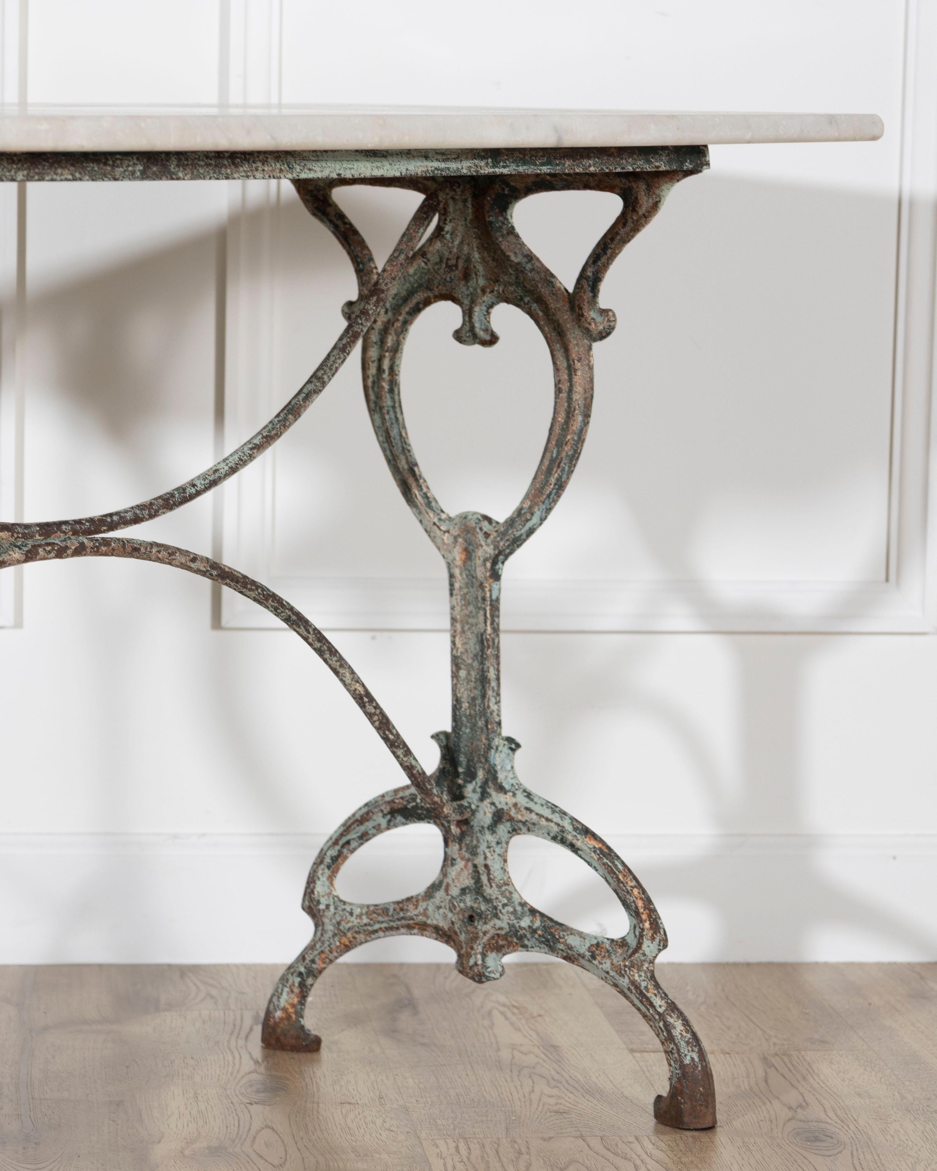 Jugendstil-Bistrotisch aus Gusseisen mit Platte aus Carrara-Marmor, um 1900 im Angebot 2