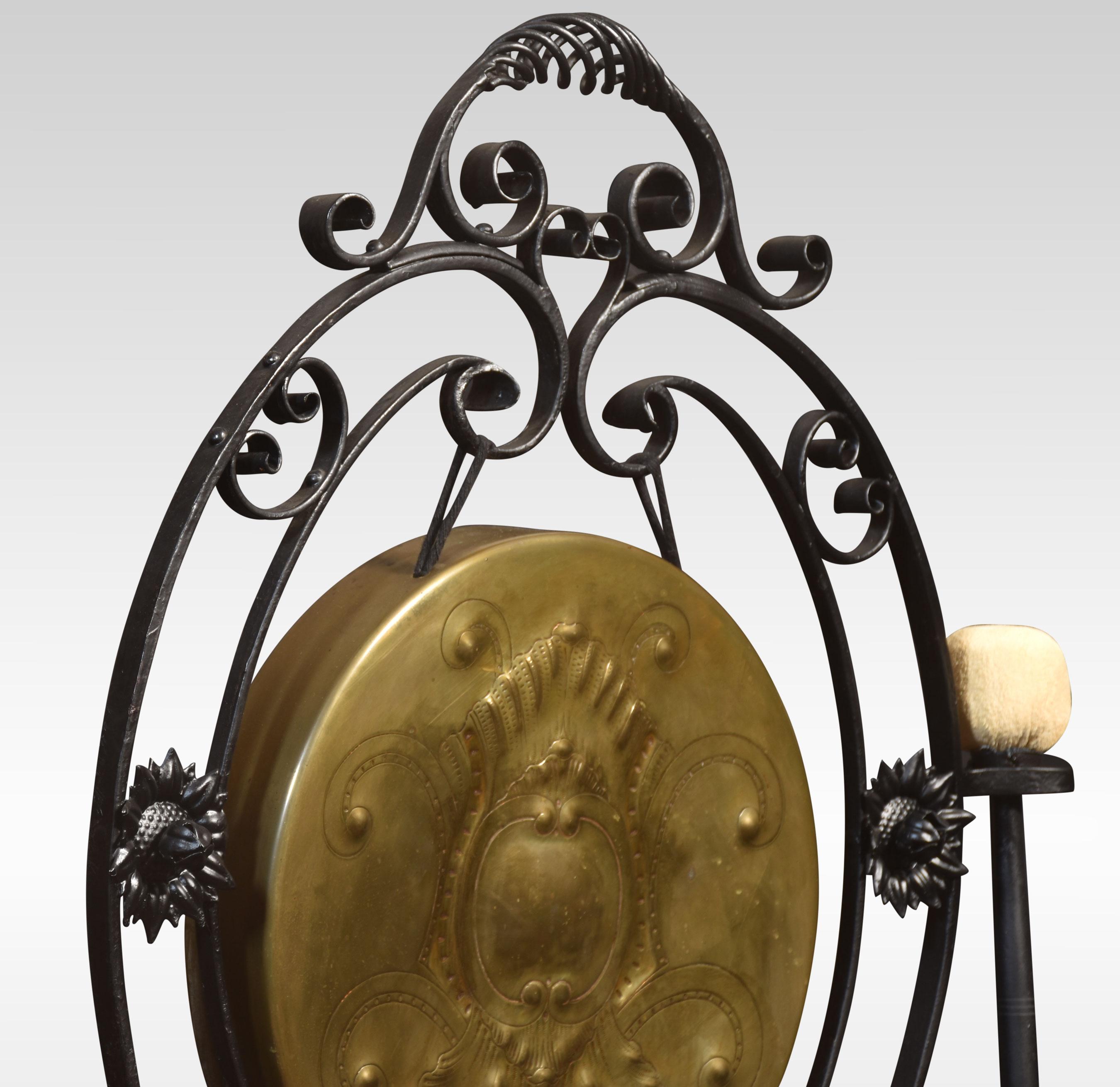 Gong de table en fonte de style Art Nouveau. Le cadre décoratif est orné de têtes de fleurs et de décorations en forme de volutes. Supportant le gong en laiton d'origine, ainsi que le battant.
Dimensions
Hauteur 33.5 pouces
Largeur 26,5