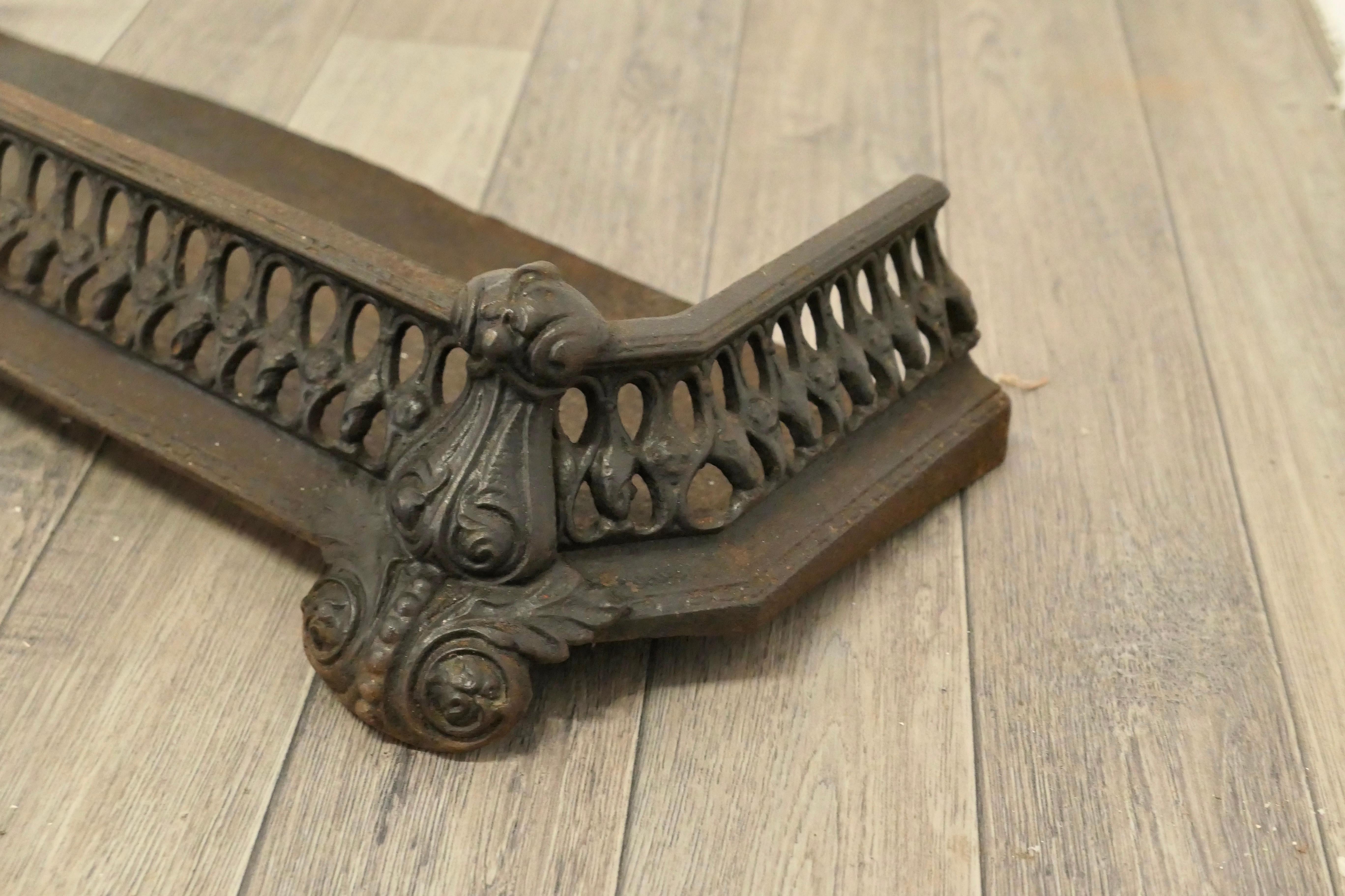 Grille de défense ou grille pour chien en fonte Art Nouveau Bon état - En vente à Godshill, Isle of Wight