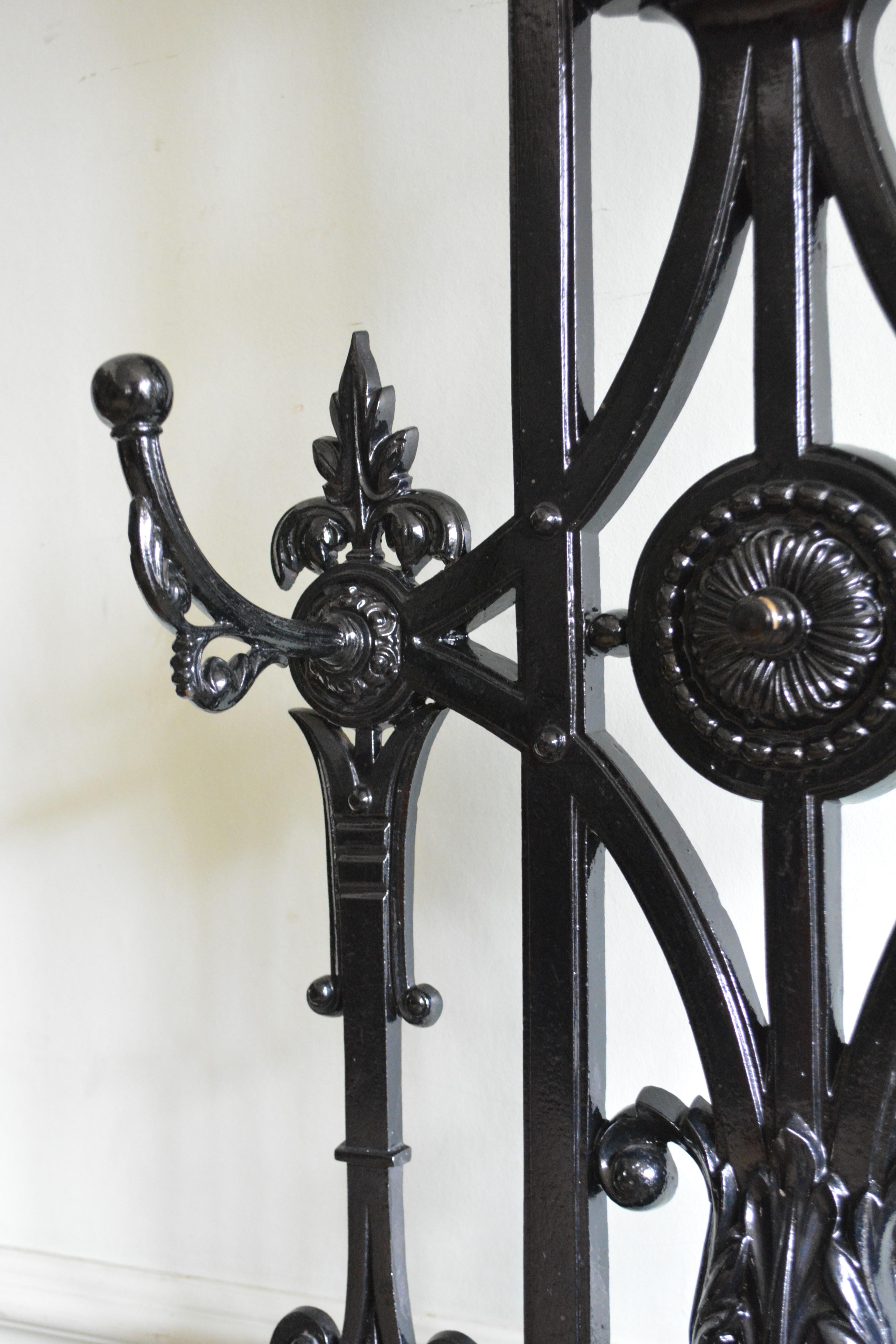 Meuble de salle en fonte Art Nouveau à la manière de Christopher Dresser en vente 3