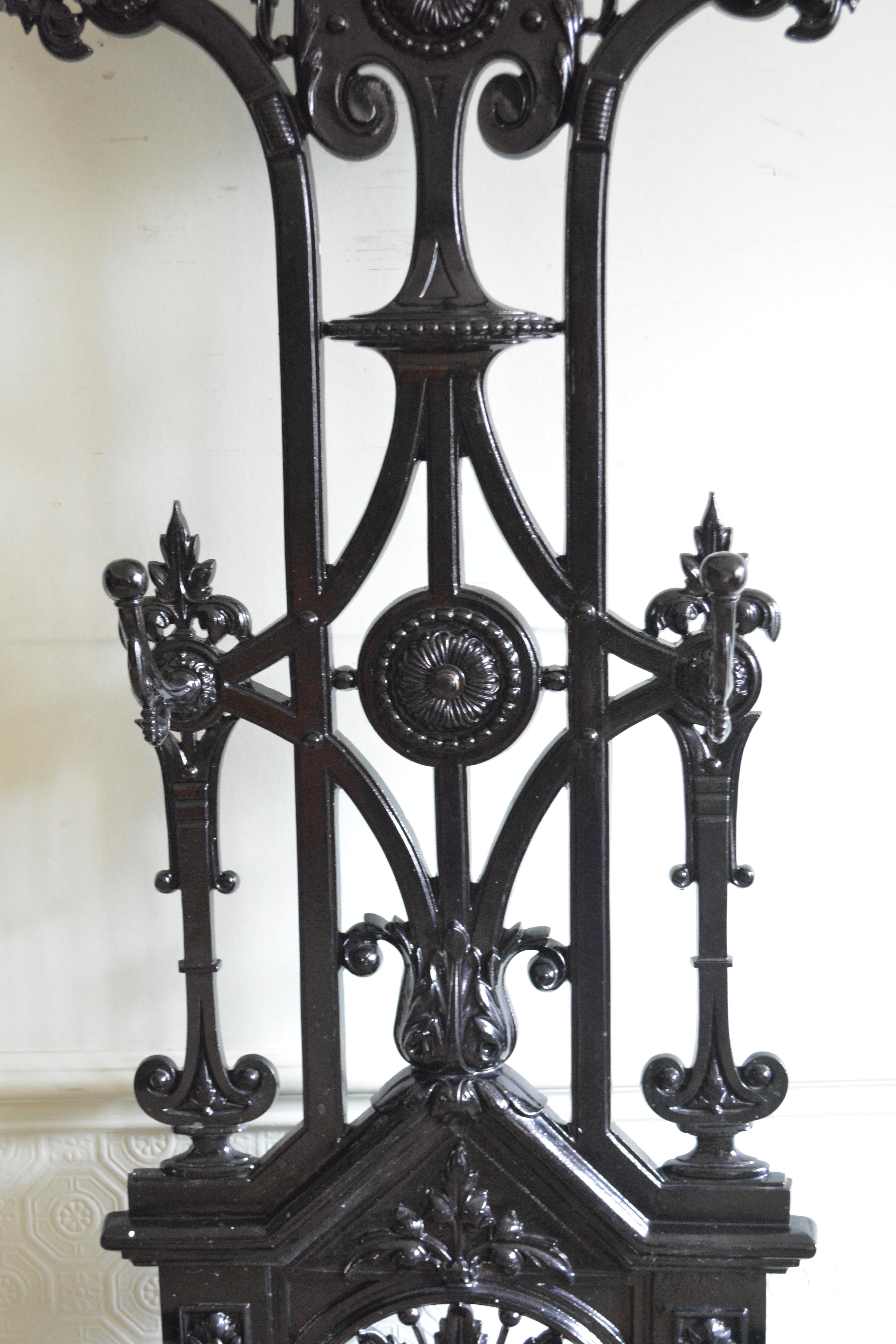 Meuble de salle en fonte Art Nouveau à la manière de Christopher Dresser en vente 5