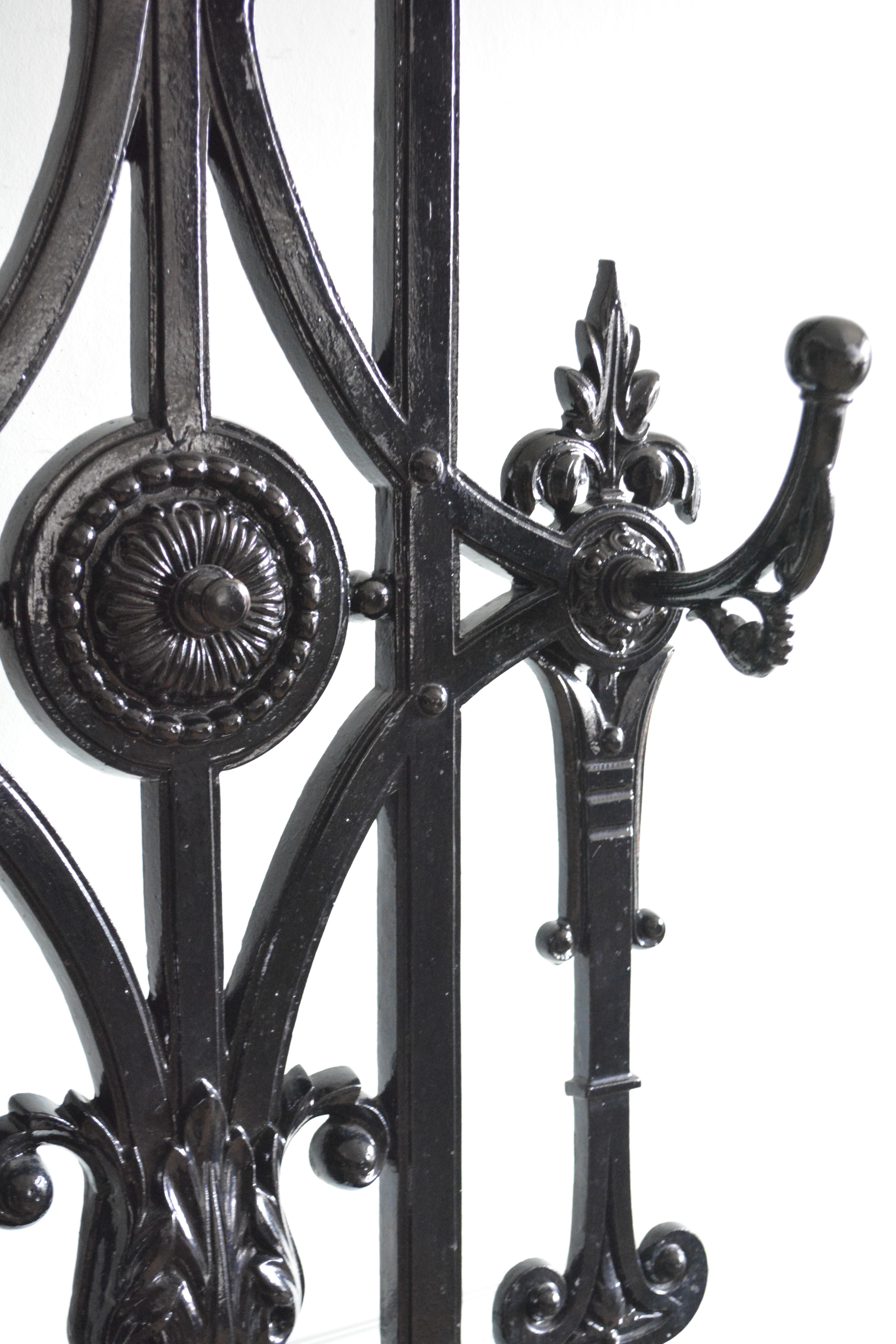 Meuble de salle en fonte Art Nouveau à la manière de Christopher Dresser en vente 6