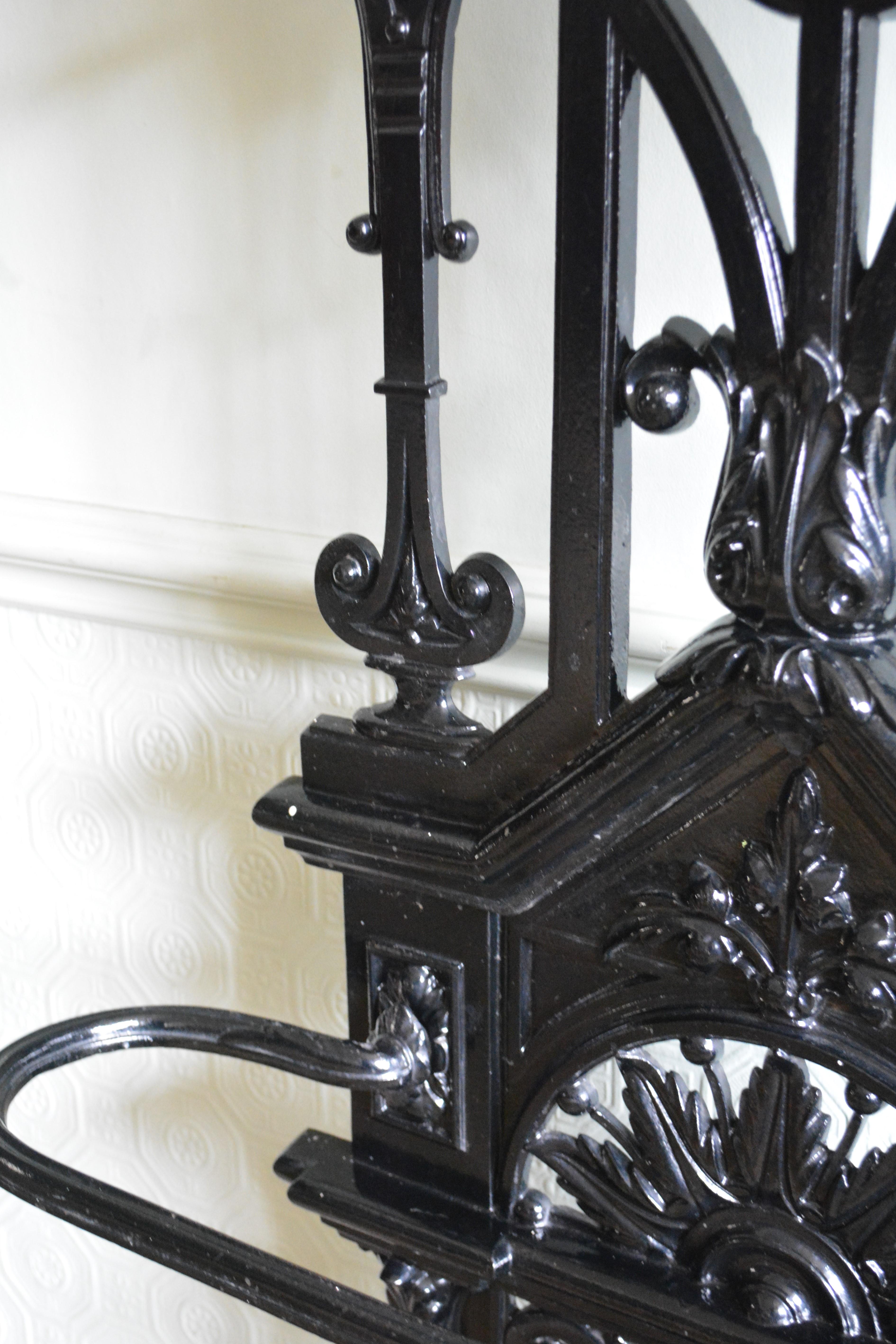 Meuble de salle en fonte Art Nouveau à la manière de Christopher Dresser en vente 7