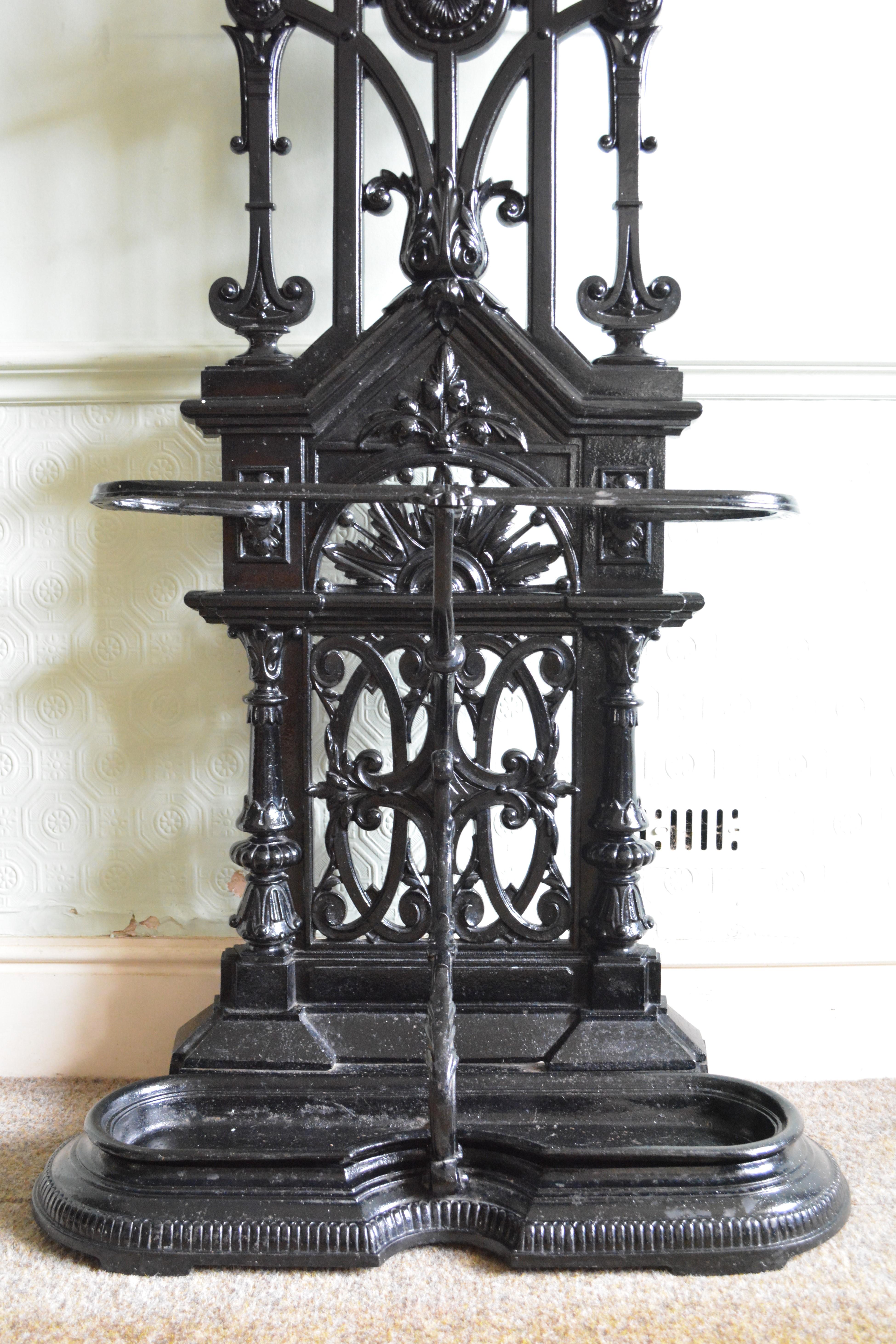 Meuble de salle en fonte Art Nouveau à la manière de Christopher Dresser en vente 10